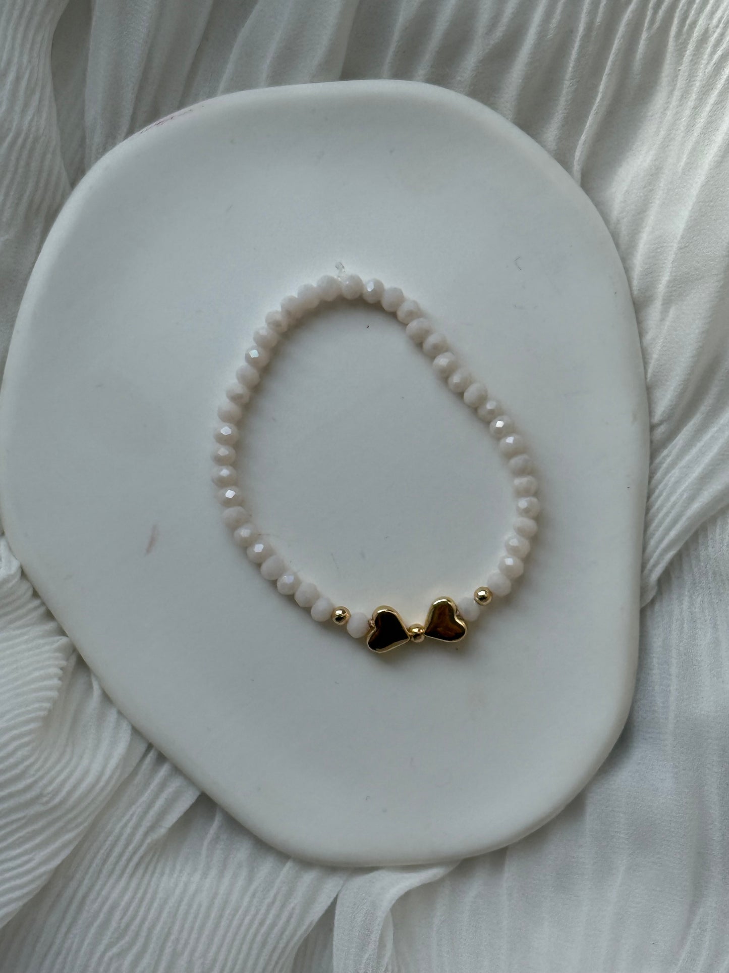 Perlenarmband mit Beigen Kristallperlen und Goldenen Perlen + Herz / Schleifen Anhänger - 111213