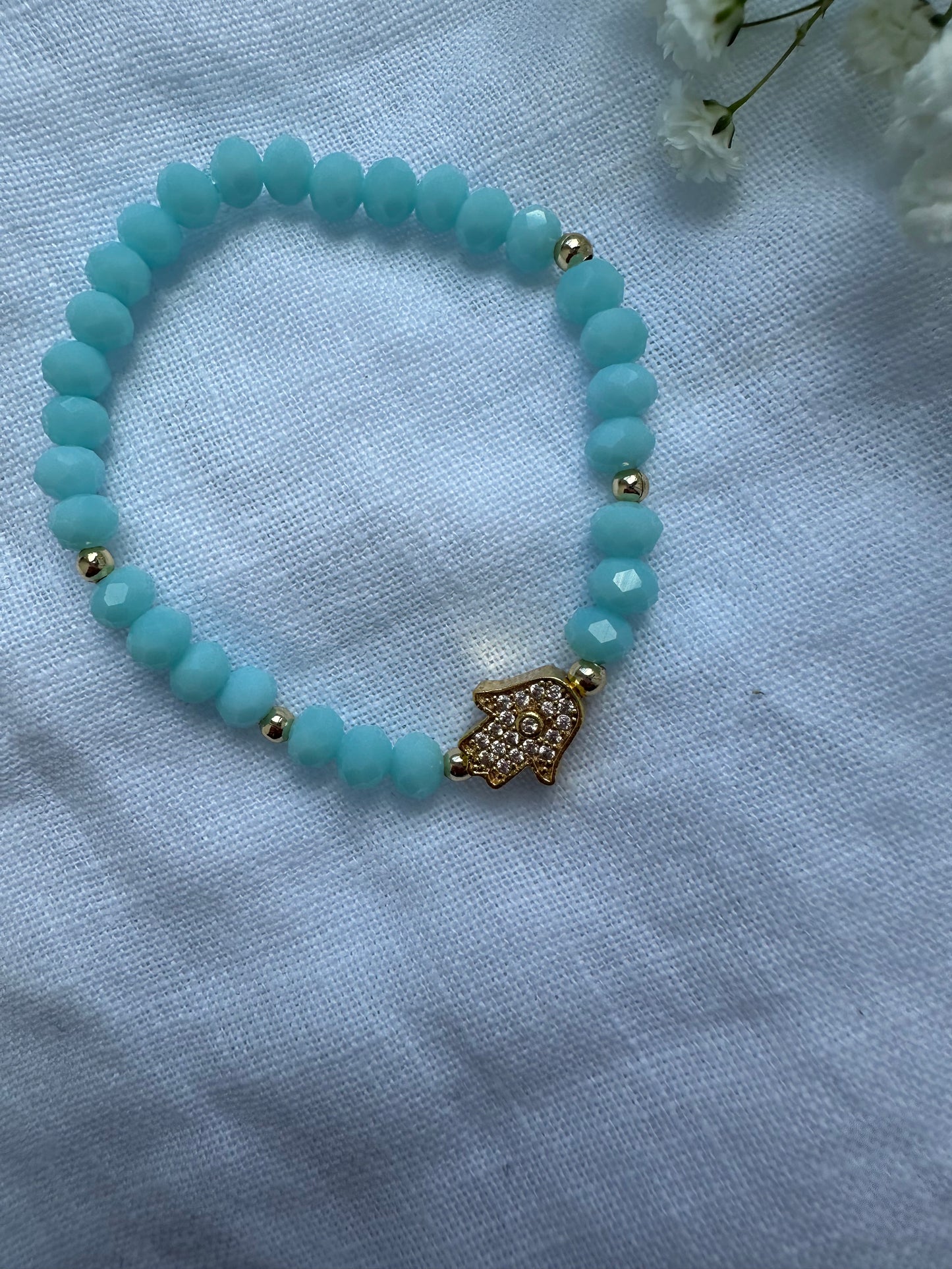 Perlenarmband mit Hellblauen Kristallperlen und Fatimas Hand Anhänger - 10249