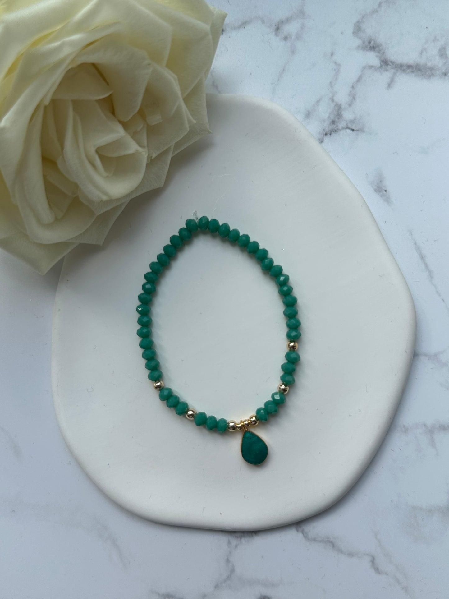 Perlenarmband mit Grünen Kristallperlen, Goldenen Perlen + Tropfen Anhänger - 10904