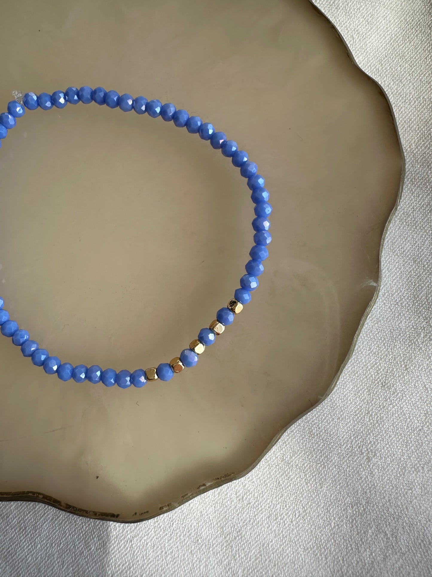 Perlenarmband mit Blauen Kristallperlen und Goldenen Zwischenperlen - 10328