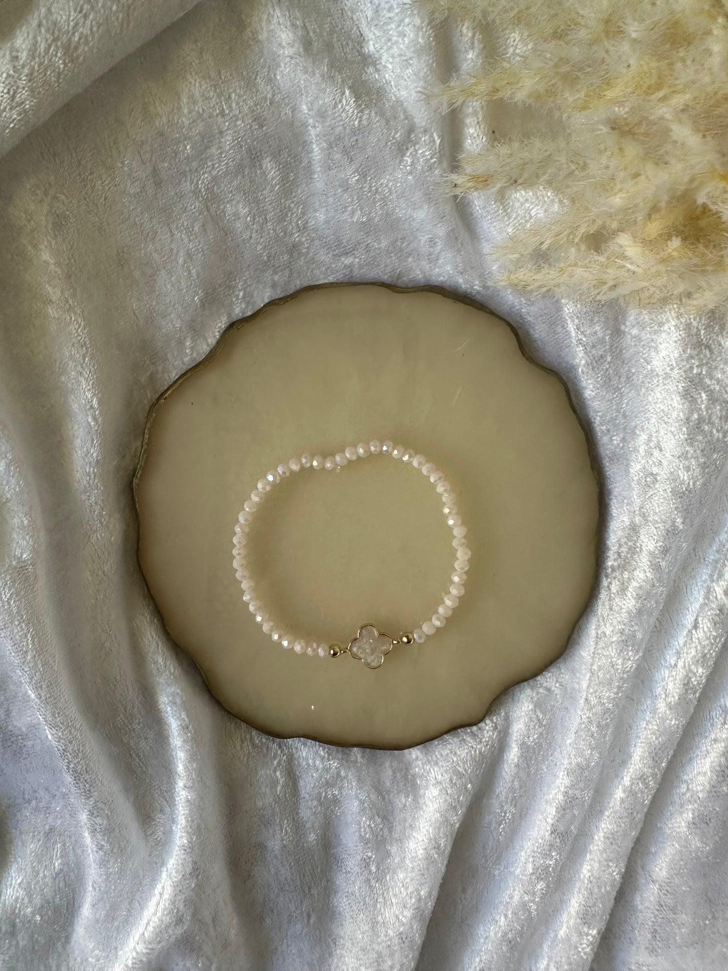 Perlenarmband mit beigen Kristallperlen und Kleeblatt Anhänger - 10450