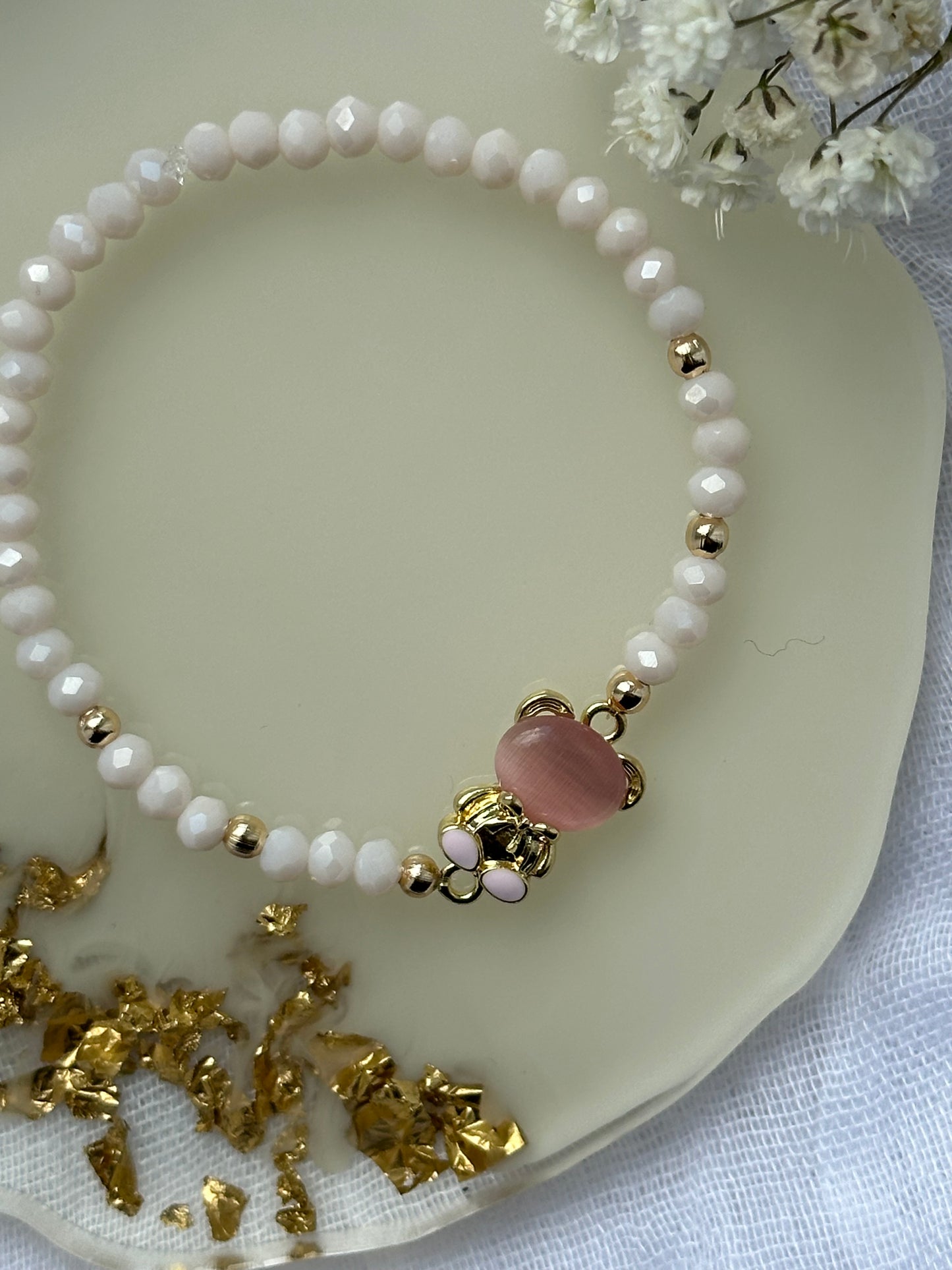 Perlenarmband mit Beigen Kristallperlen und Teddy Anhänger - 10497