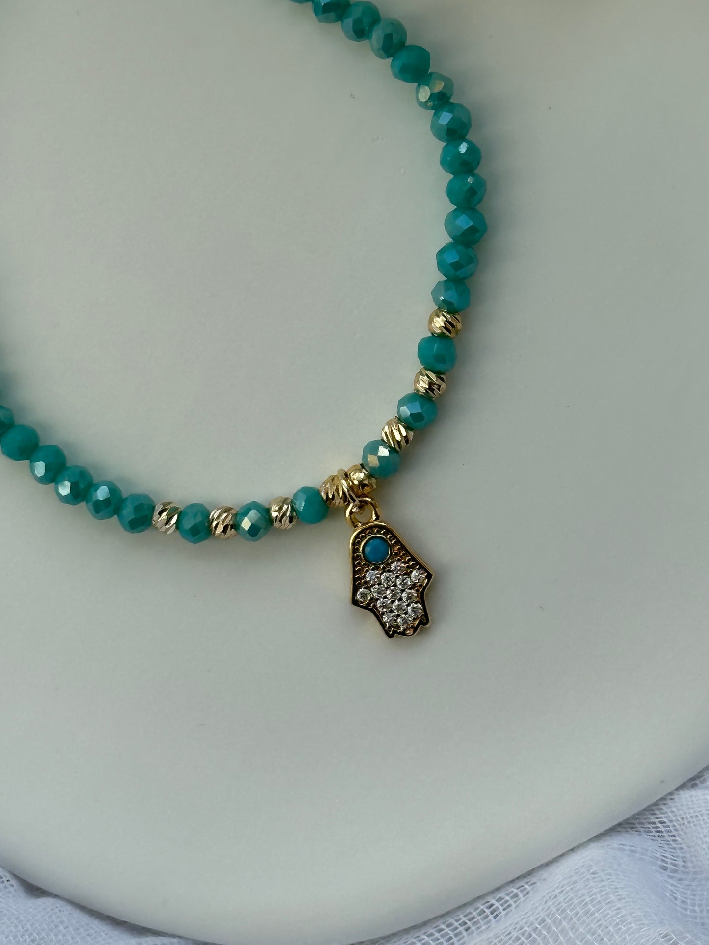 Perlenarmband mit Türkisen Kristallperlen und Fatimas Hand Anhänger - 10554