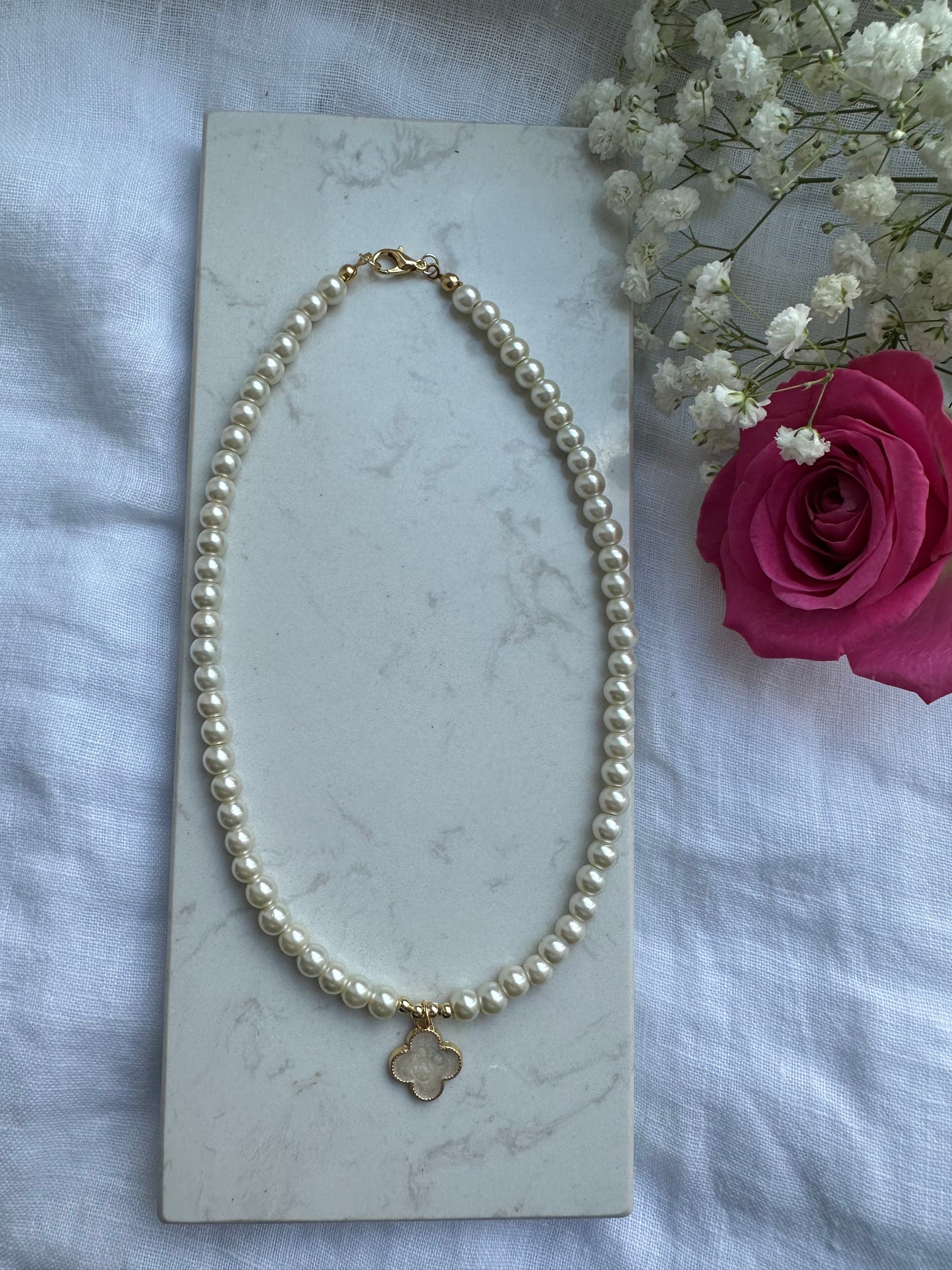 Perlenkette mit Weißen Perlen und Beige Kleeblatt Anhänger - 10204