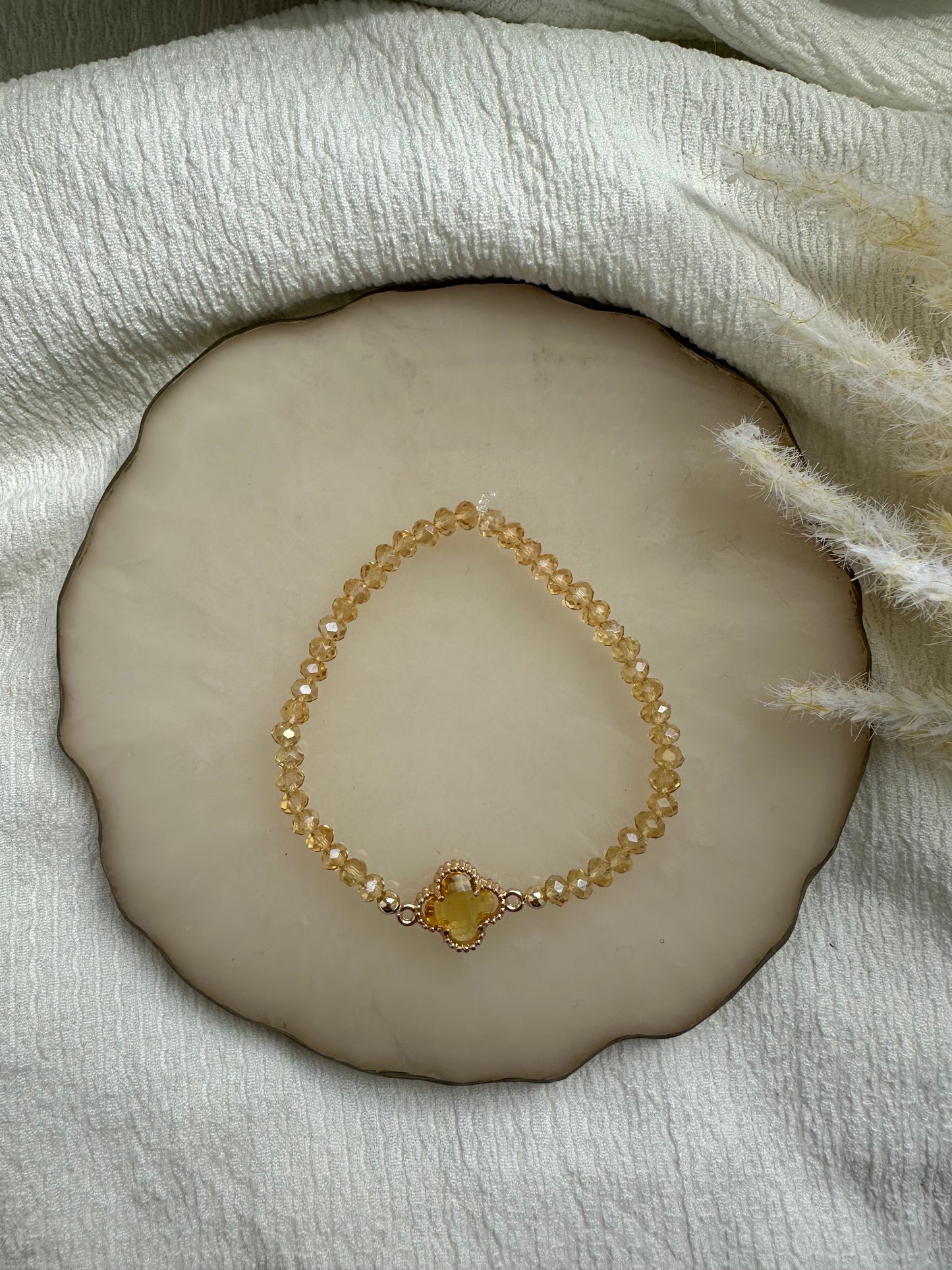Perlenarmband mit Goldenen Kristallperlen und Kleeblatt Anhänger - 10394
