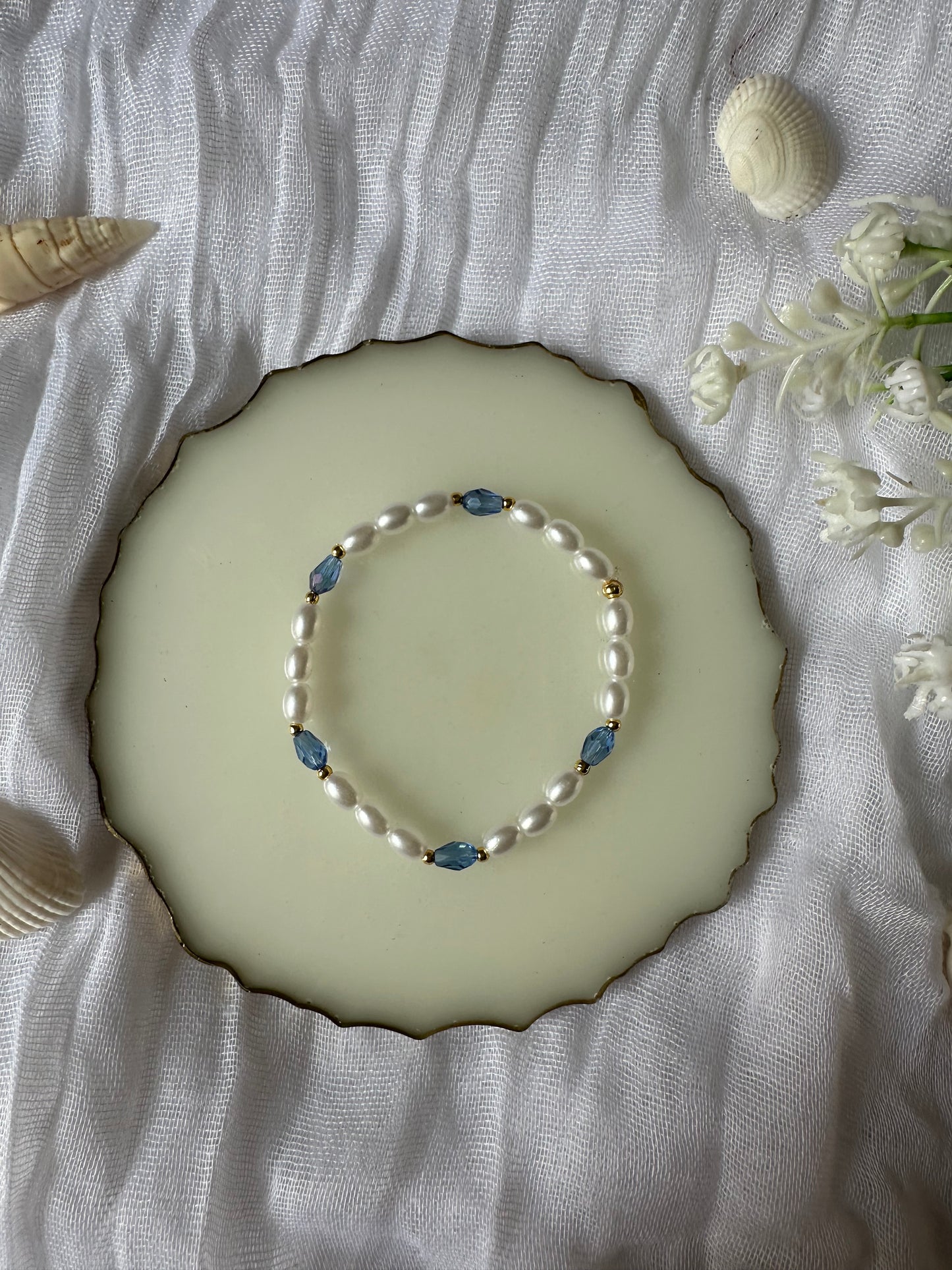 Perlenarmband mit Weißen Perlen und Blauen Kristallperlen - 10397