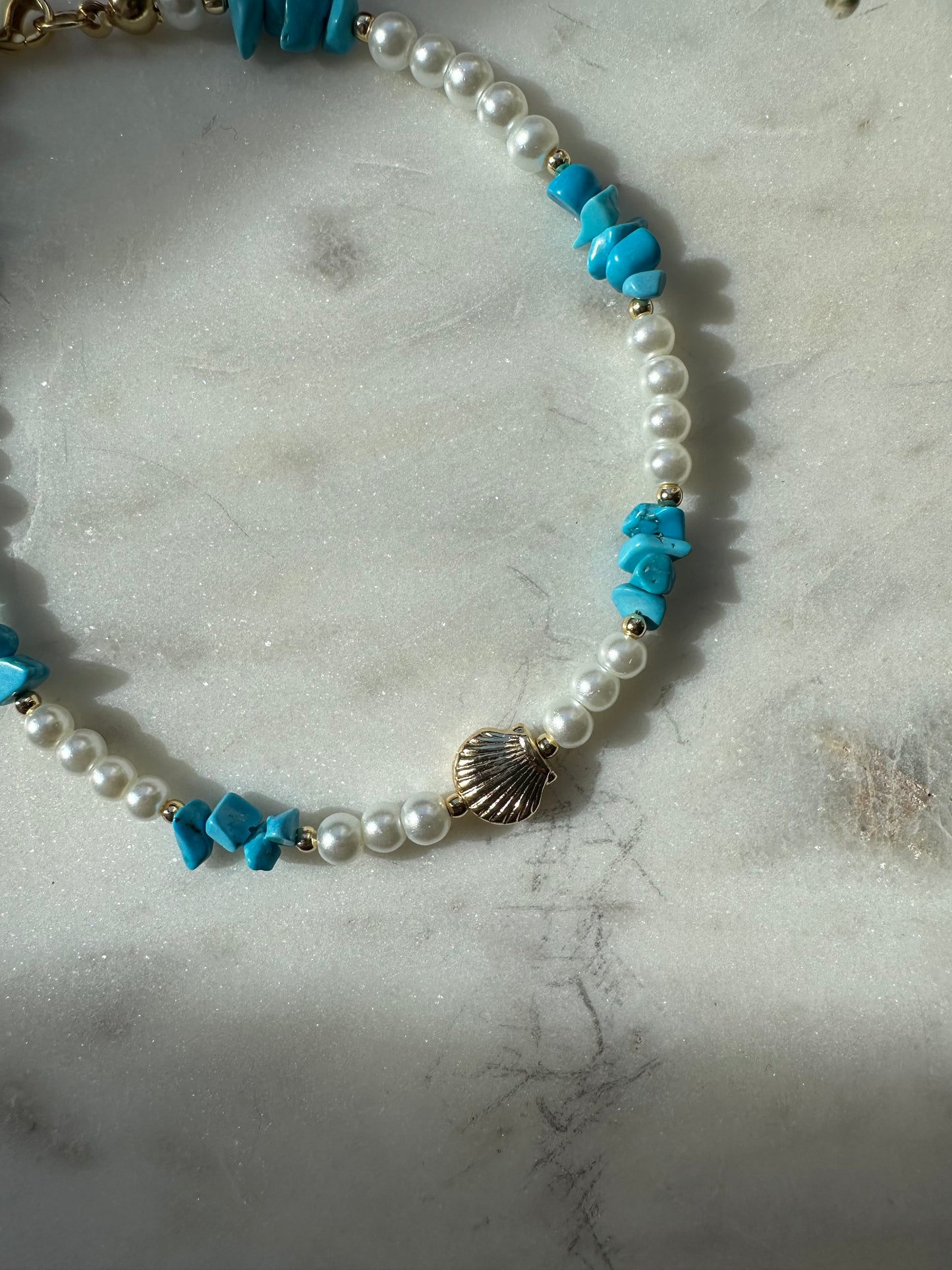 Fußkette mit weißen Perlen und Blauen Edelsteilen und Muschel Anhänger - 10084
