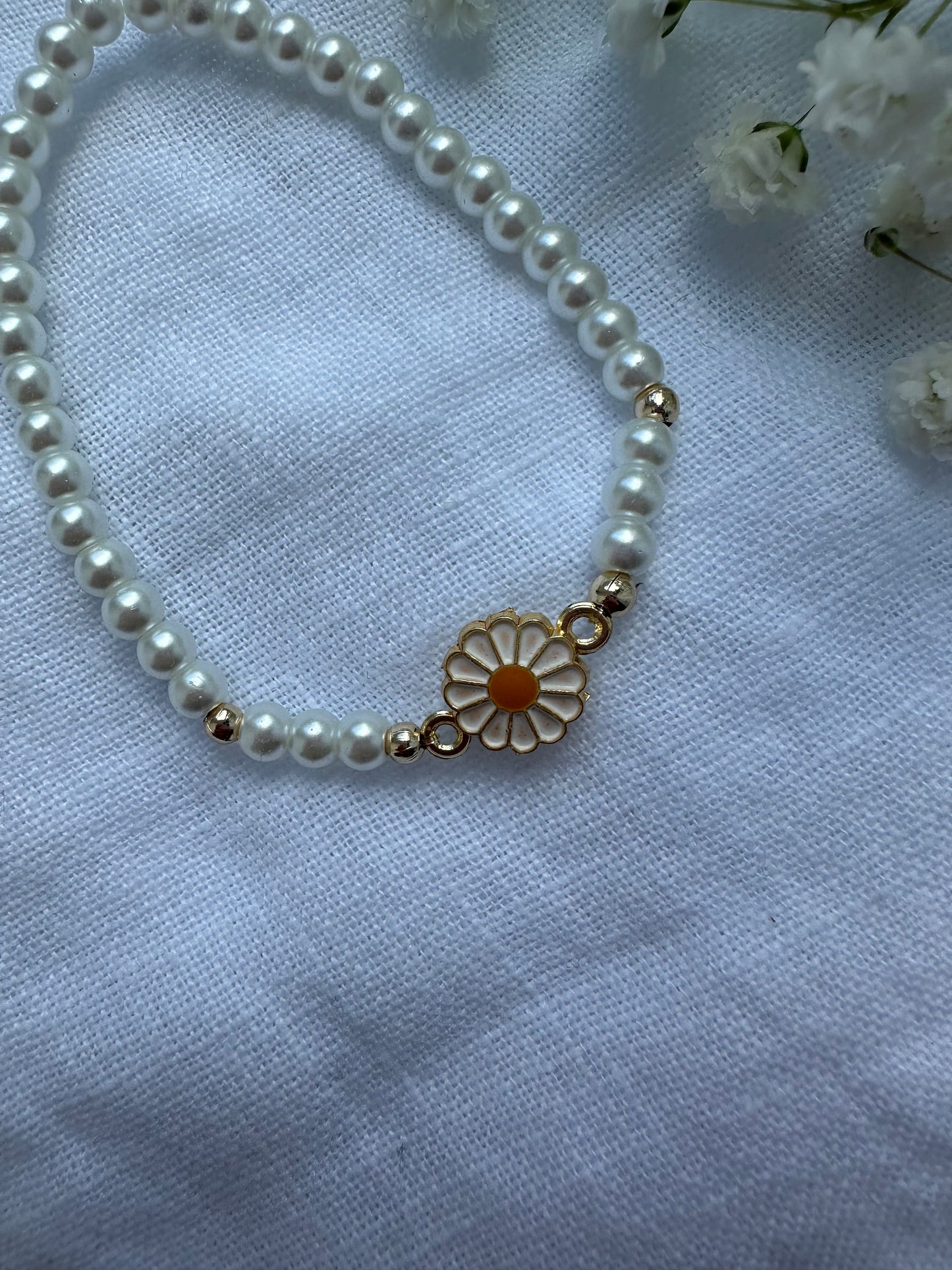 Perlenarmband mit Weißen Perlen und Gänseblümchen Anhänger - 10318
