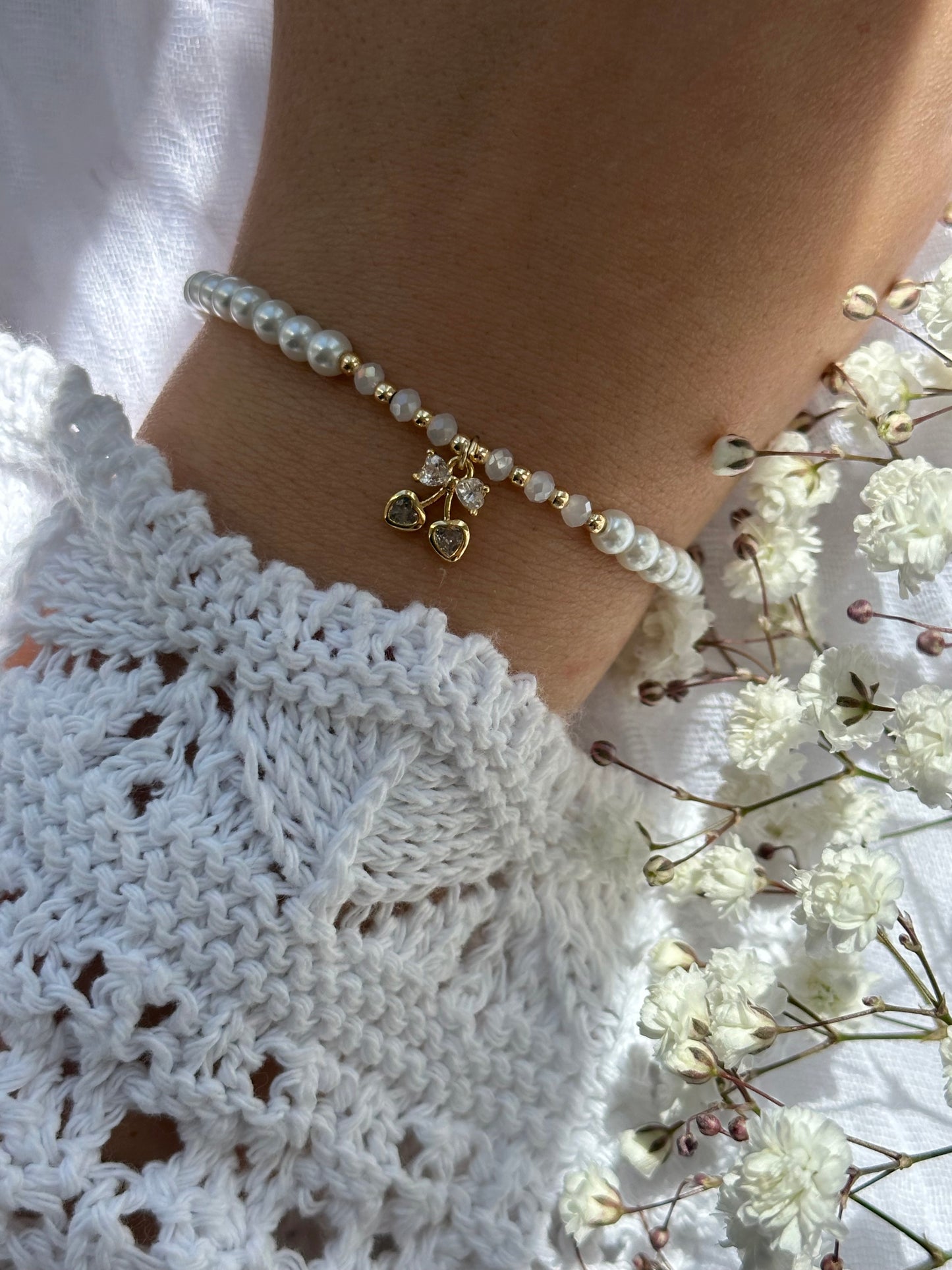 Perlenarmband mit Weißen Glasperlen und goldenen Details + Kirsch Anhänger - 10744