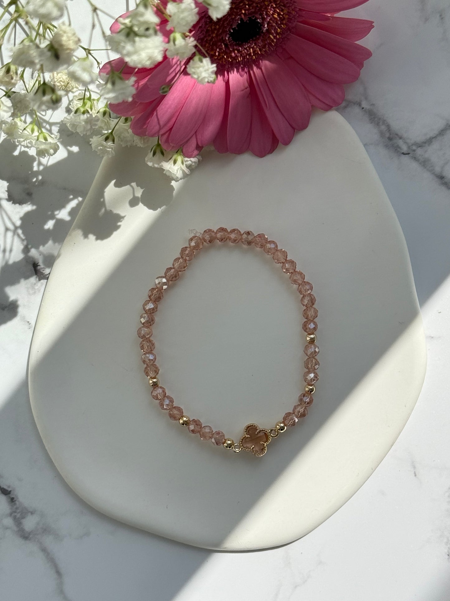 Perlenarmband mit Rose Kristallperlen, Goldenen Perlen + Kleeblatt Anhänger - 10935
