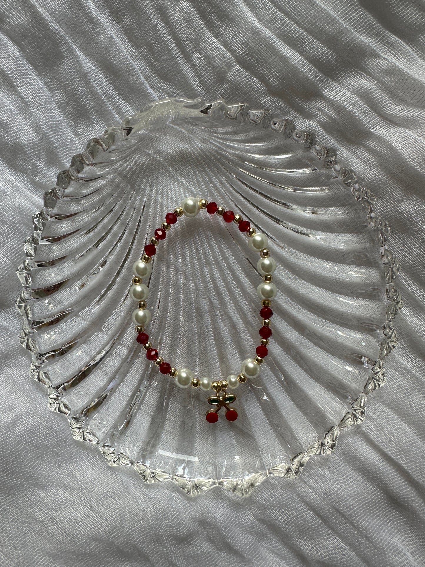 Perlenarmband mit Weißen Perlen und Roten Kristallperlen + Kirsch Anhänger - 10279