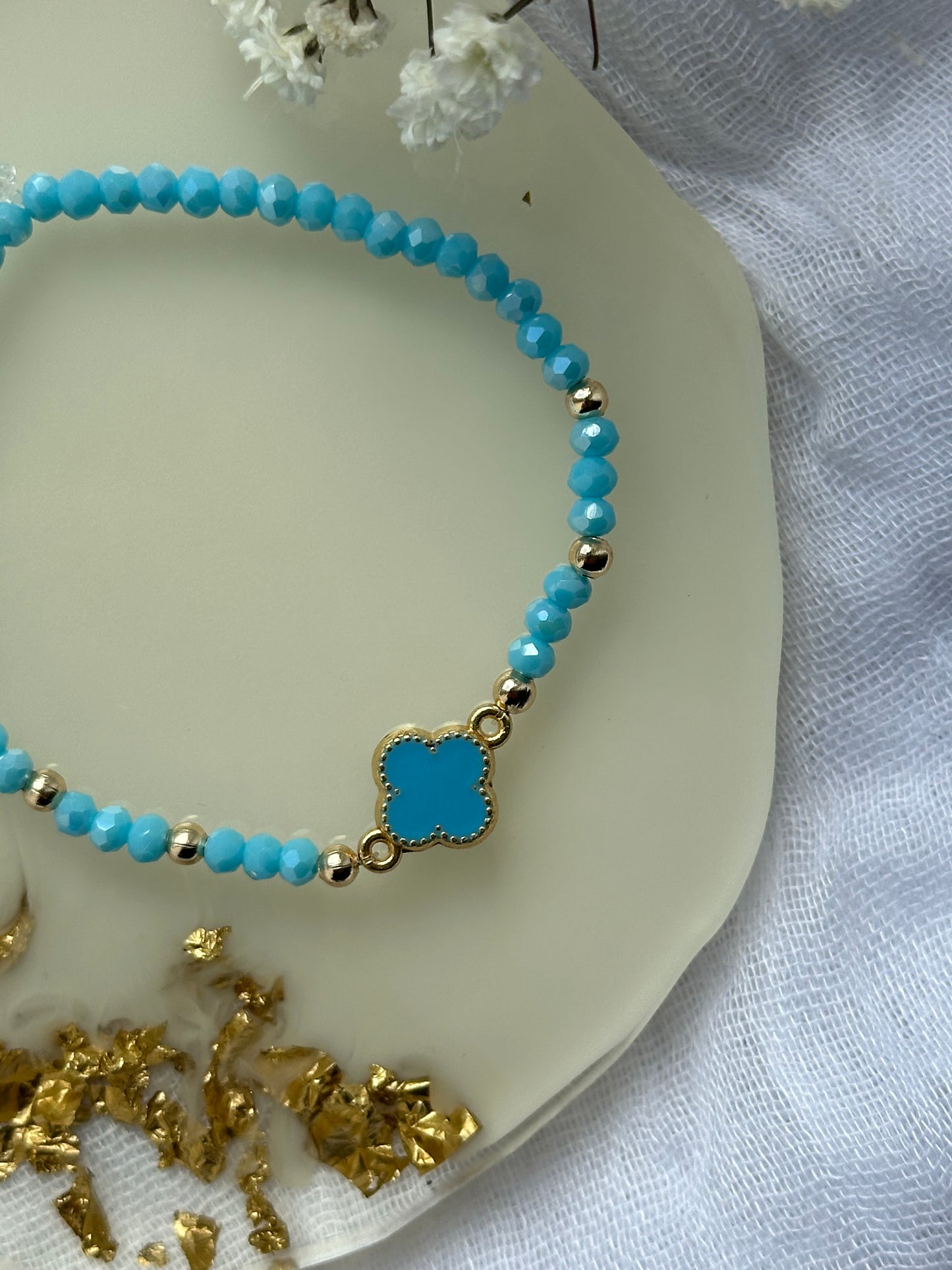 Perlenarmband mit Blauen Kristallperlen und Kleeblatt Anhänger - 10509