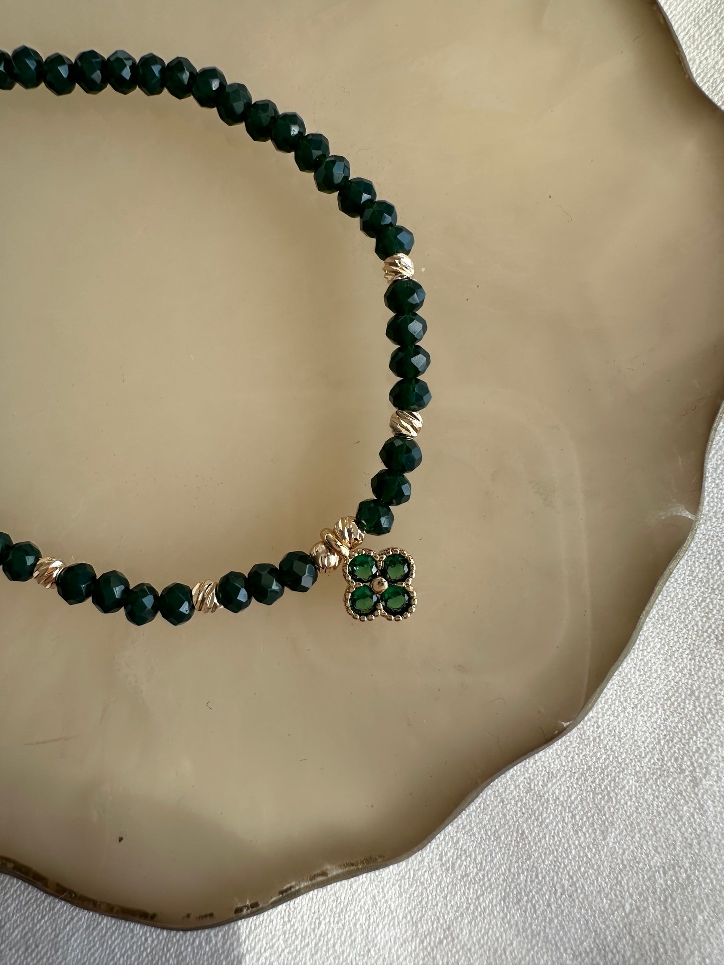Perlenarmband mit Grünen Kristallperlen und Kleeblatt Anhänger - 10404