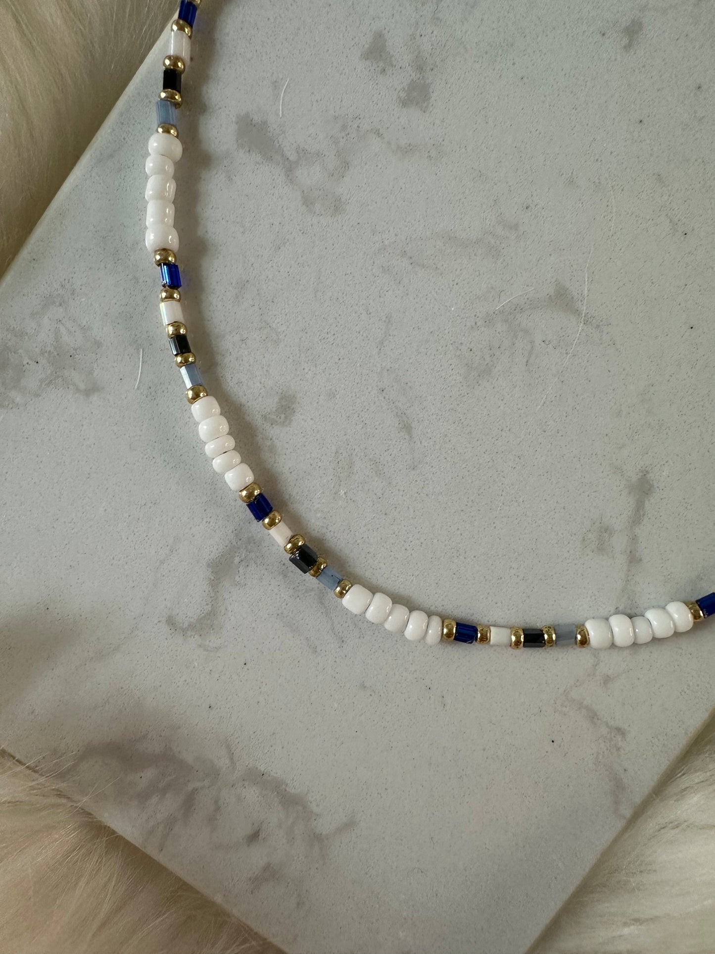 Perlenkette chocker mit weißen Perlen und blauen Zwischenperlen - 10195