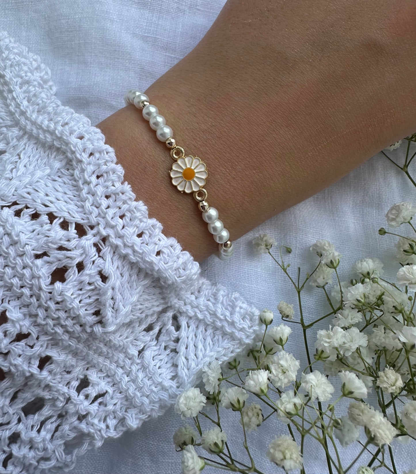 Perlenarmband mit Weißen Perlen und Gänseblümchen Anhänger - 10318