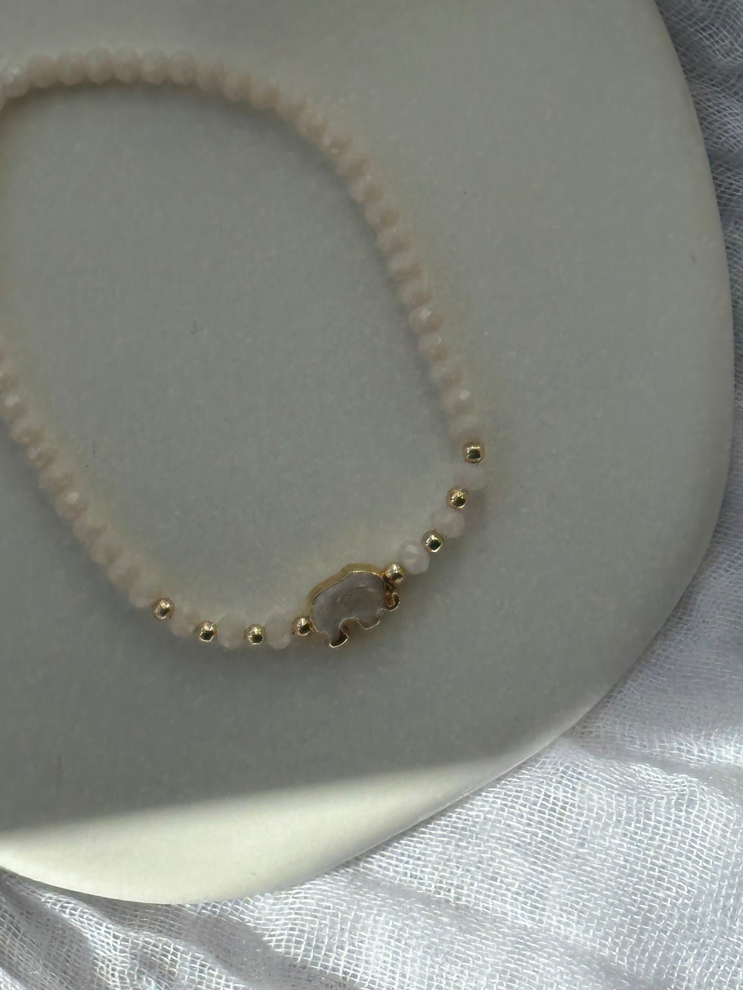 Perlenarmband mit Beigen Kristallperlen + Elefanten Anhänger - 10689