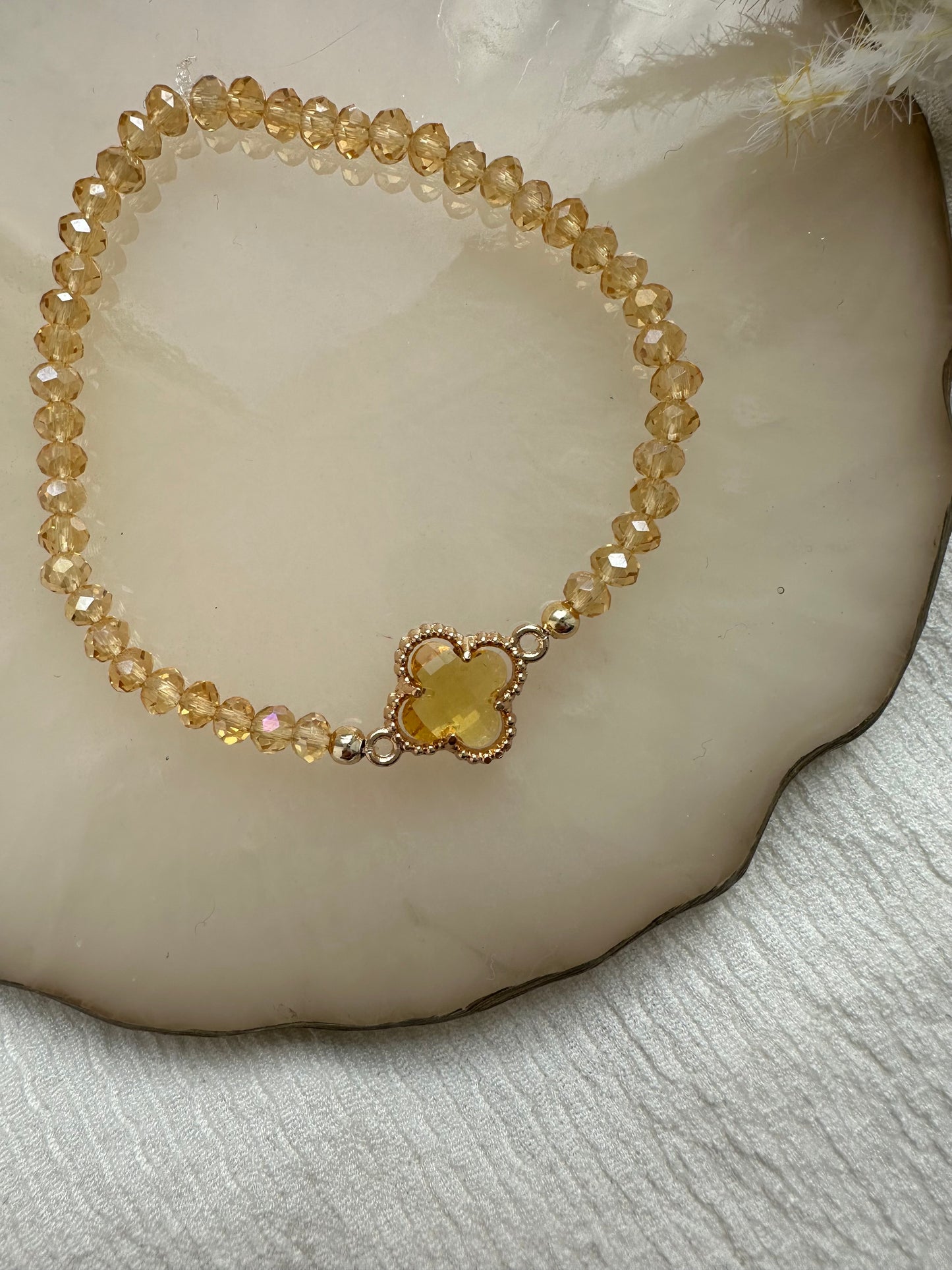 Perlenarmband mit Goldenen Kristallperlen und Kleeblatt Anhänger - 10394