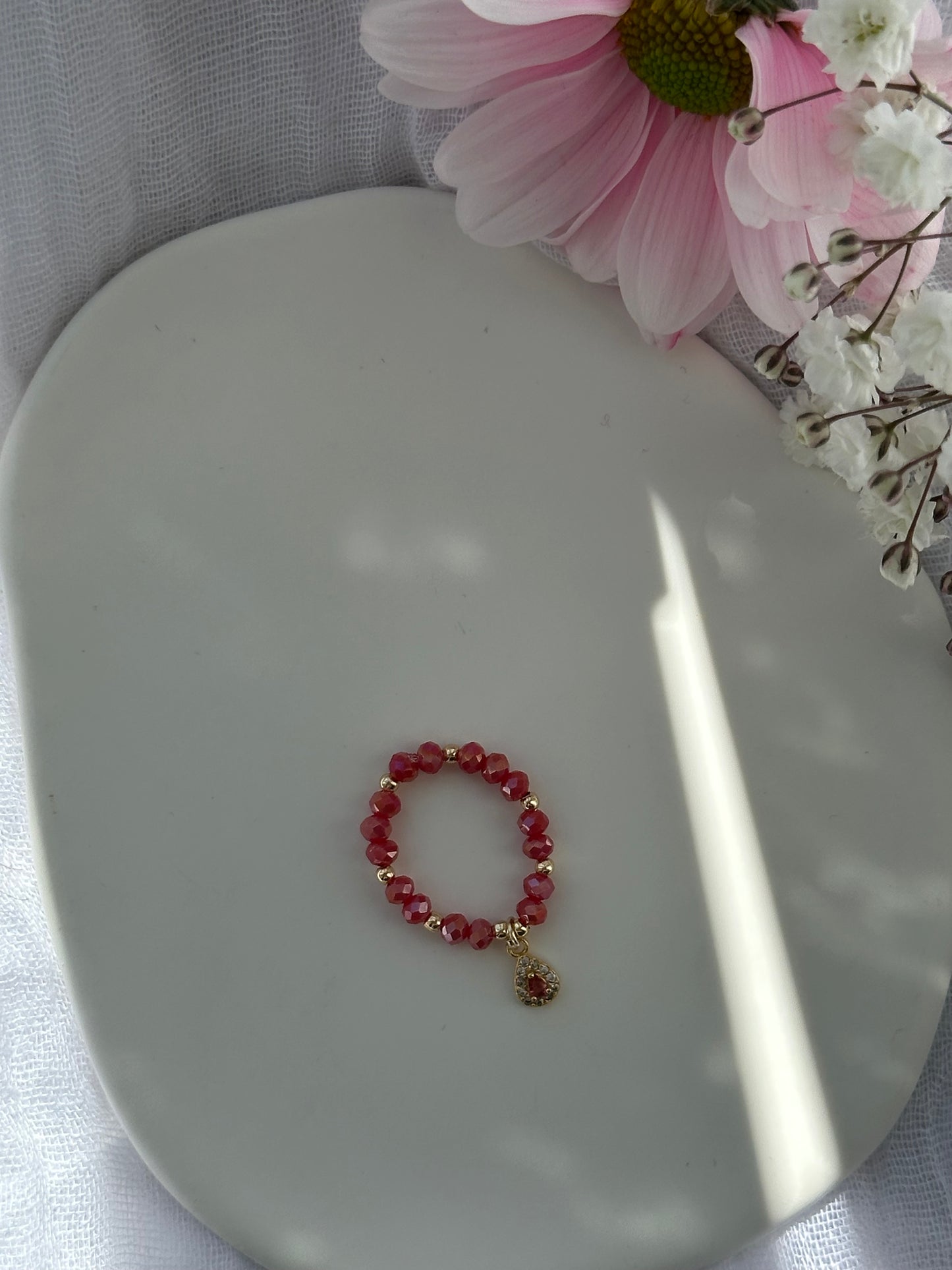 Perlenring mit Koralle Kristallperlen und goldenen Details + Tropfen Anhänger - 10782