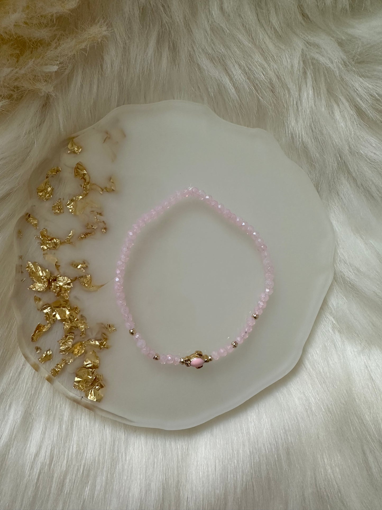 Perlenarmband mit rosa Perlen und Schildkröten Anhänger - 10449