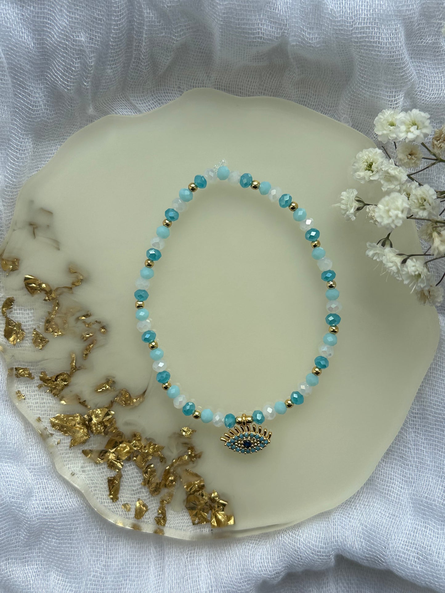 Perlenarmband mit Blauen und Weißen Kristallperlen und Augen Anhänger - 10512