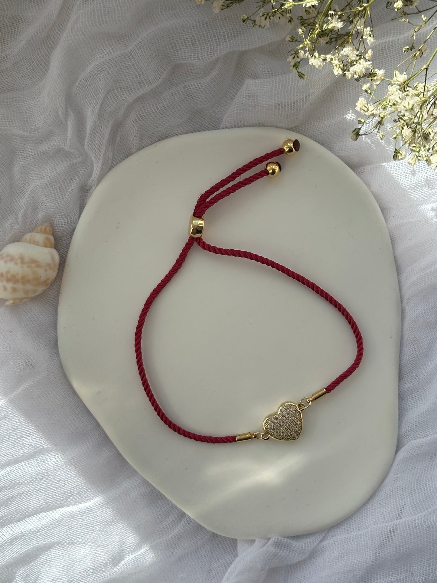 Verstellbares Stoffarmband mit Herz Anhänger - 10861