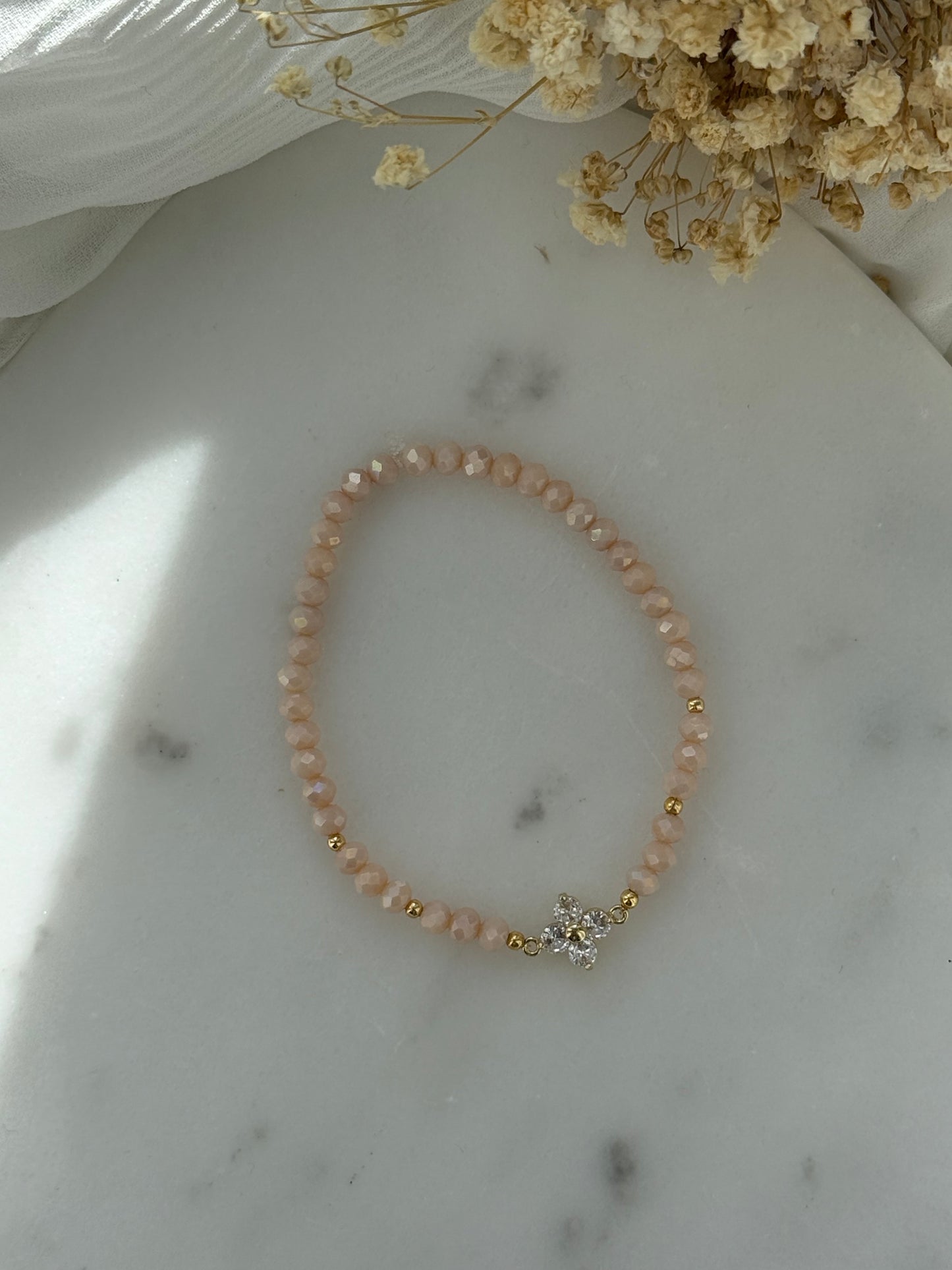 Perlenarmband mit Beigen Kristallperlen, Goldenen Perlen + Kleeblatt Anhänger - 2176