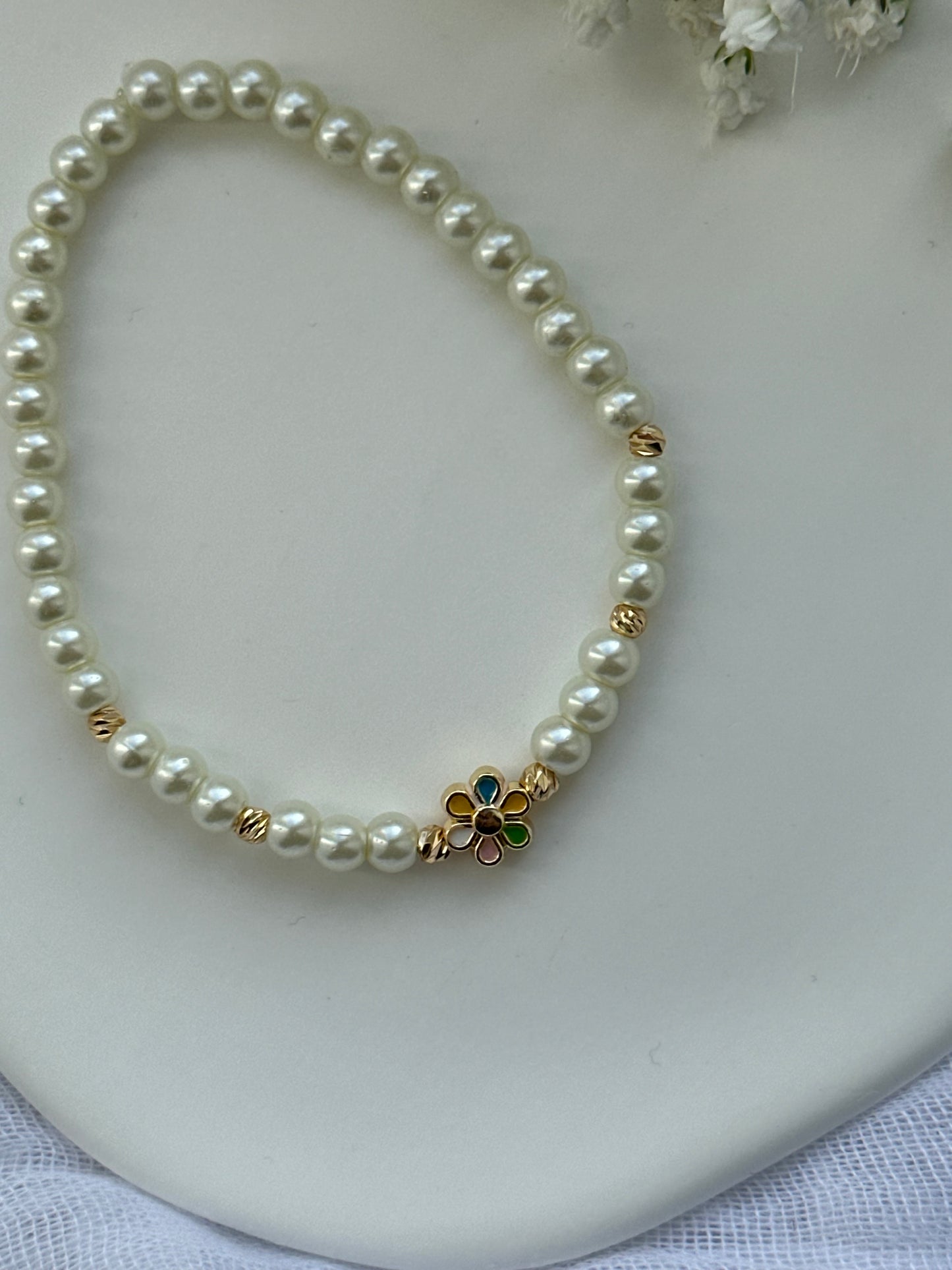 Perlenarmband mit Beigen Perlen und Blumen Anhänger - 10575