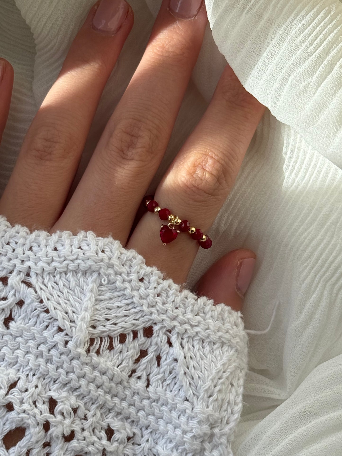 Perlenring mit Roten Kristallperlen, Goldenen Details + Herz Anhänger - 111202