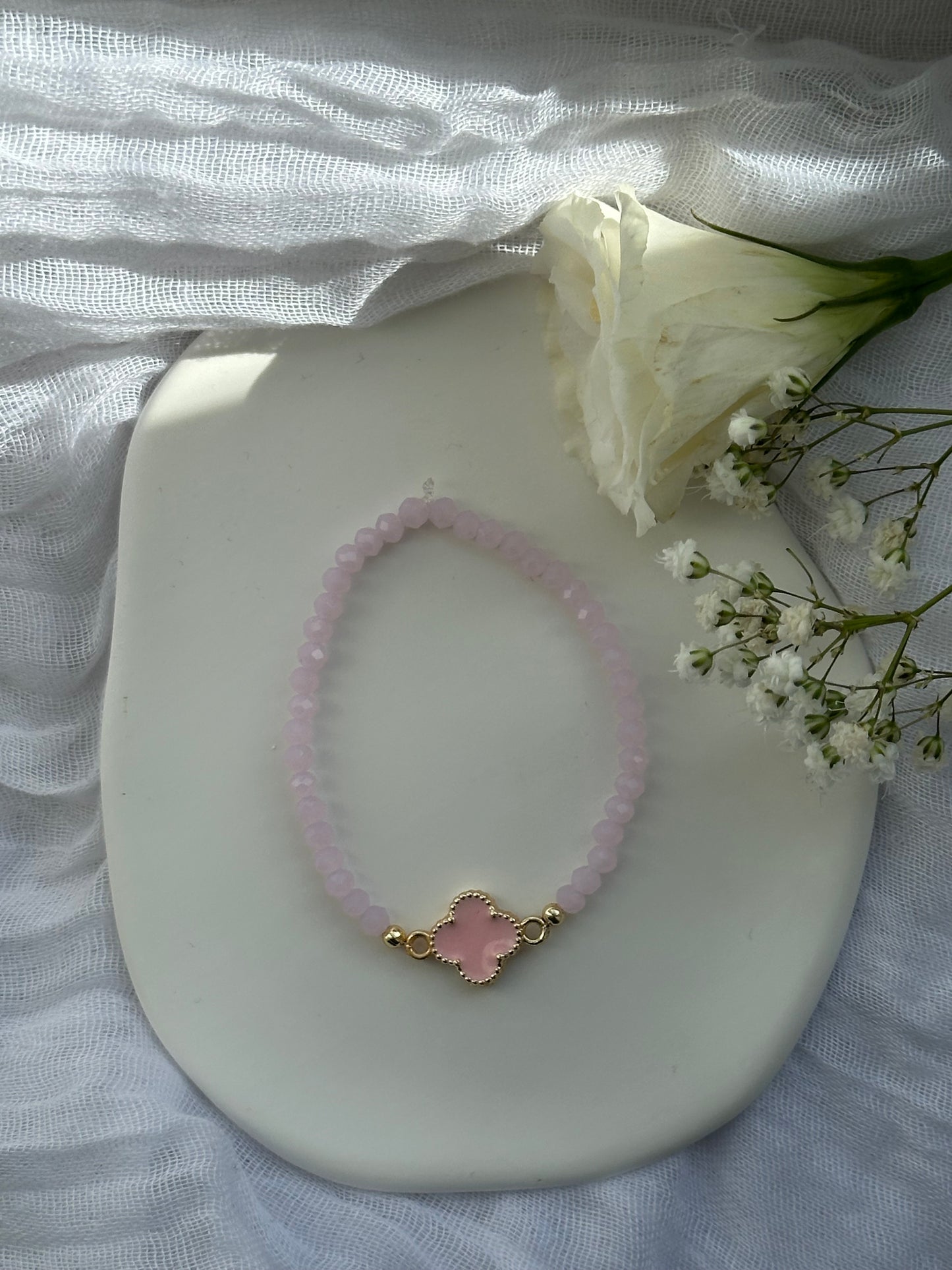 Perlenarmband mit Rosa Kristallperlen + Kleeblatt Anhänger - 10549