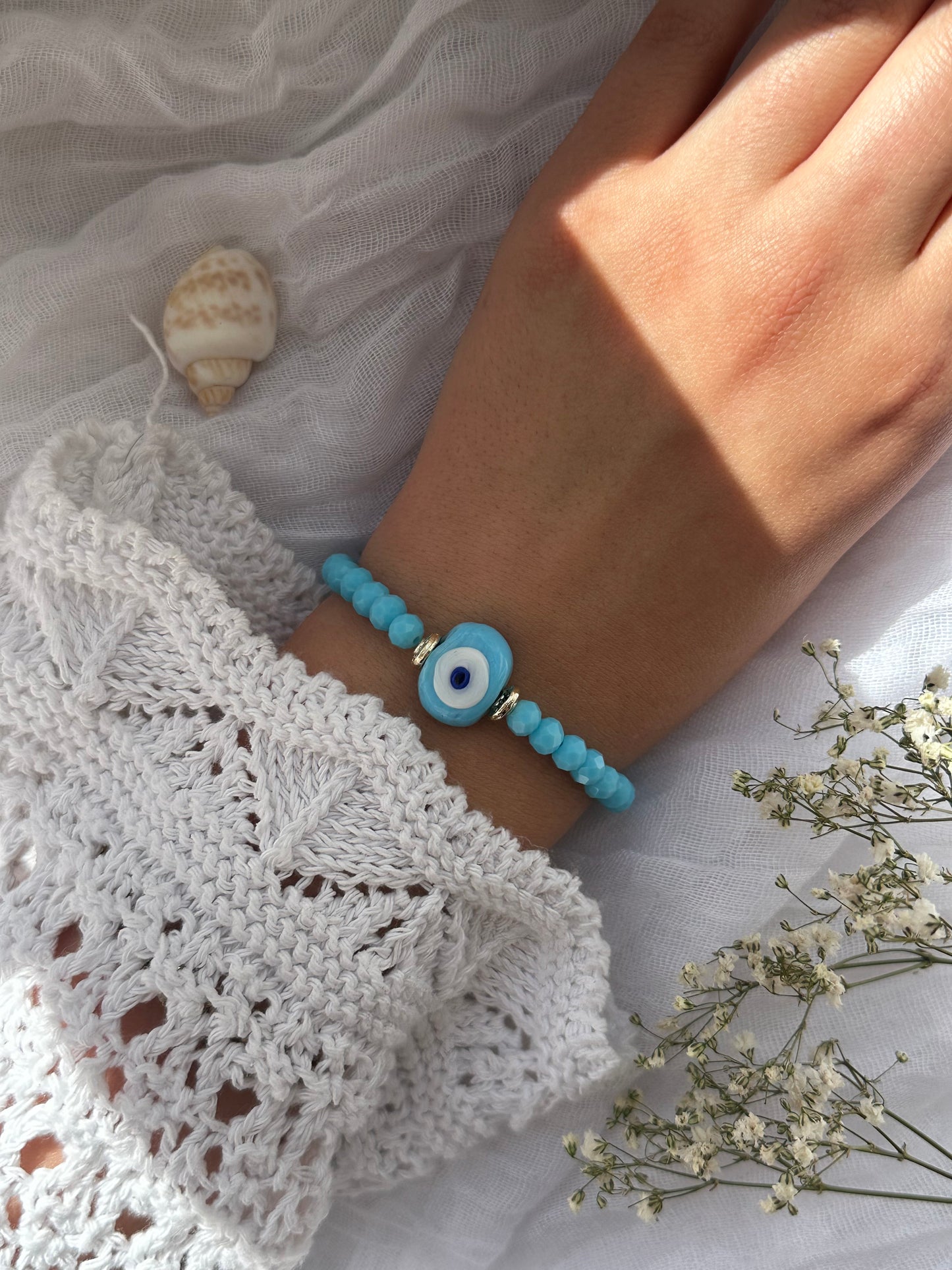 Perlenarmband mit Blauen Kristallperlen und goldenen Details + Nazar Anhänger - 10810