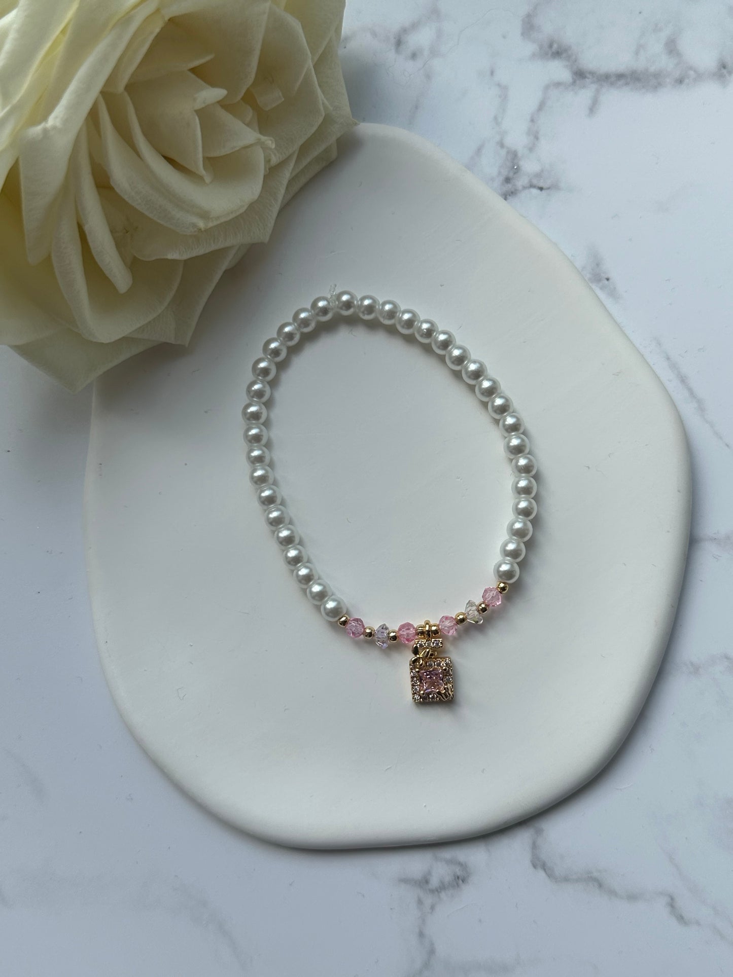 Perlenarmband mit Weißen Glasperlen, Rosa Kristallperlen und Goldenen Perlen + Zirkonia Flaschen Anhänger - 10881