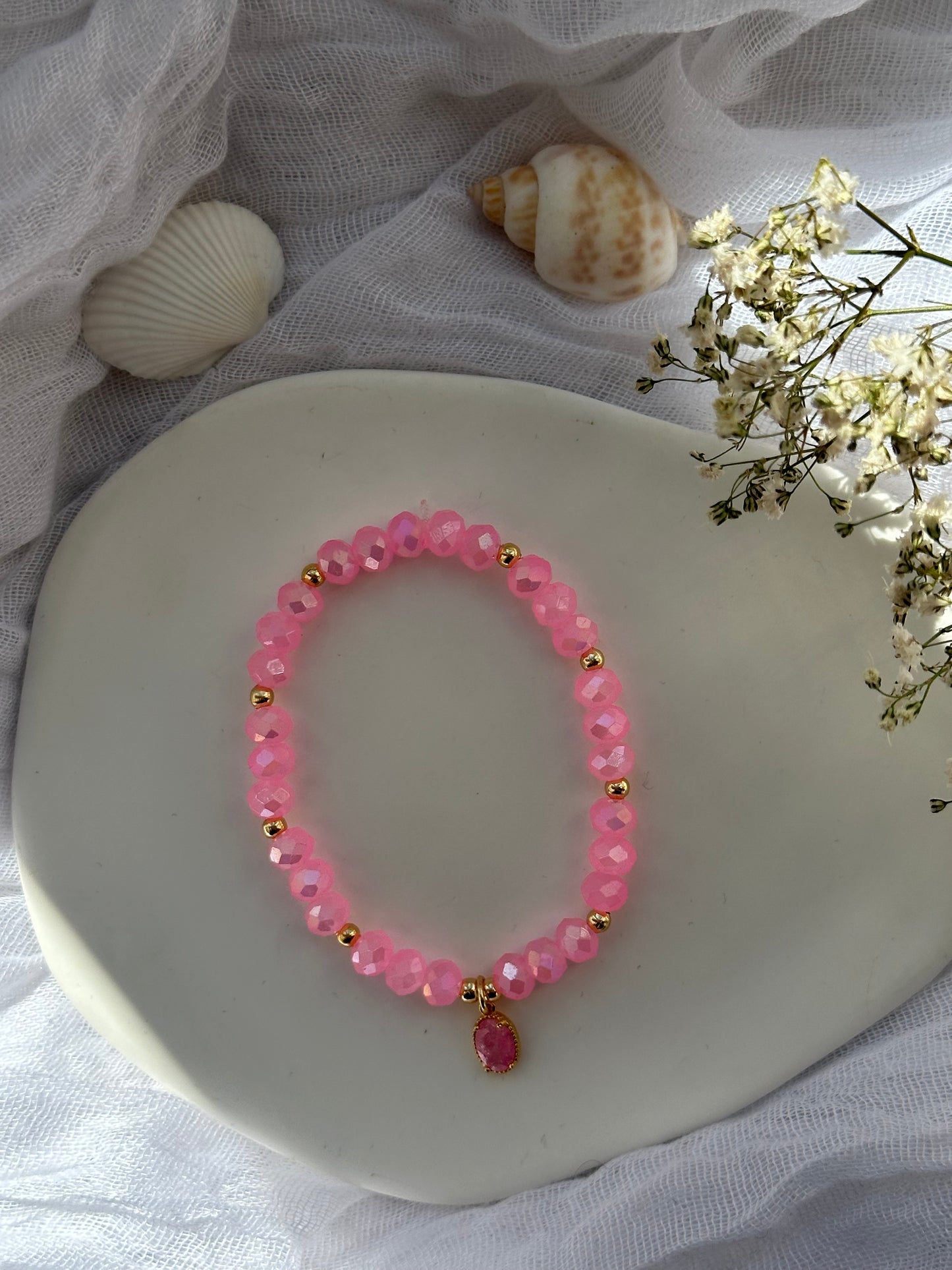 Perlenarmband mit Rosa Kristallperlen, goldenen Perlen und einem Anhänger - 10815