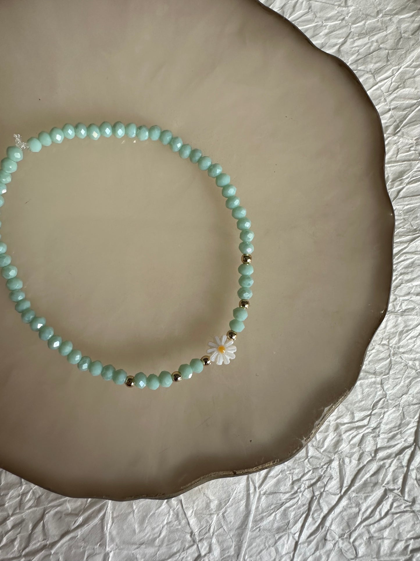Perlenarmband mit Grünen Kristallperlen und Gänseblümchen Anhänger - 10420