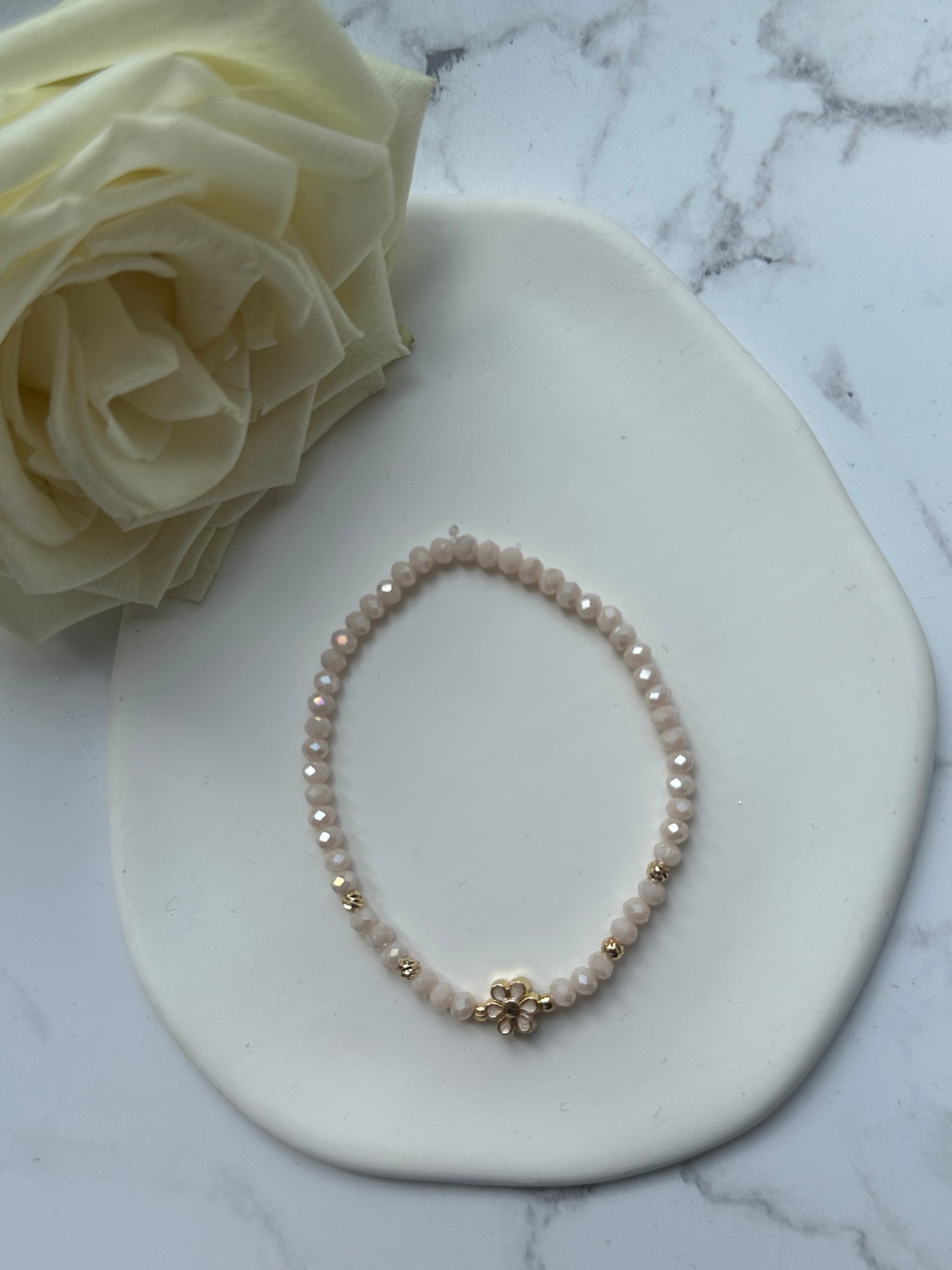 Perlenarmband mit Beigen Kristallperlen und Goldenen Perlen + Blumen Anhänger - 10892