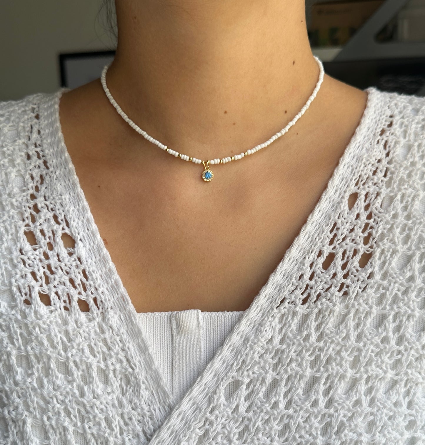 Perlenkette mit Weißen Perlen + Blauer Stein Anhänger - 10141