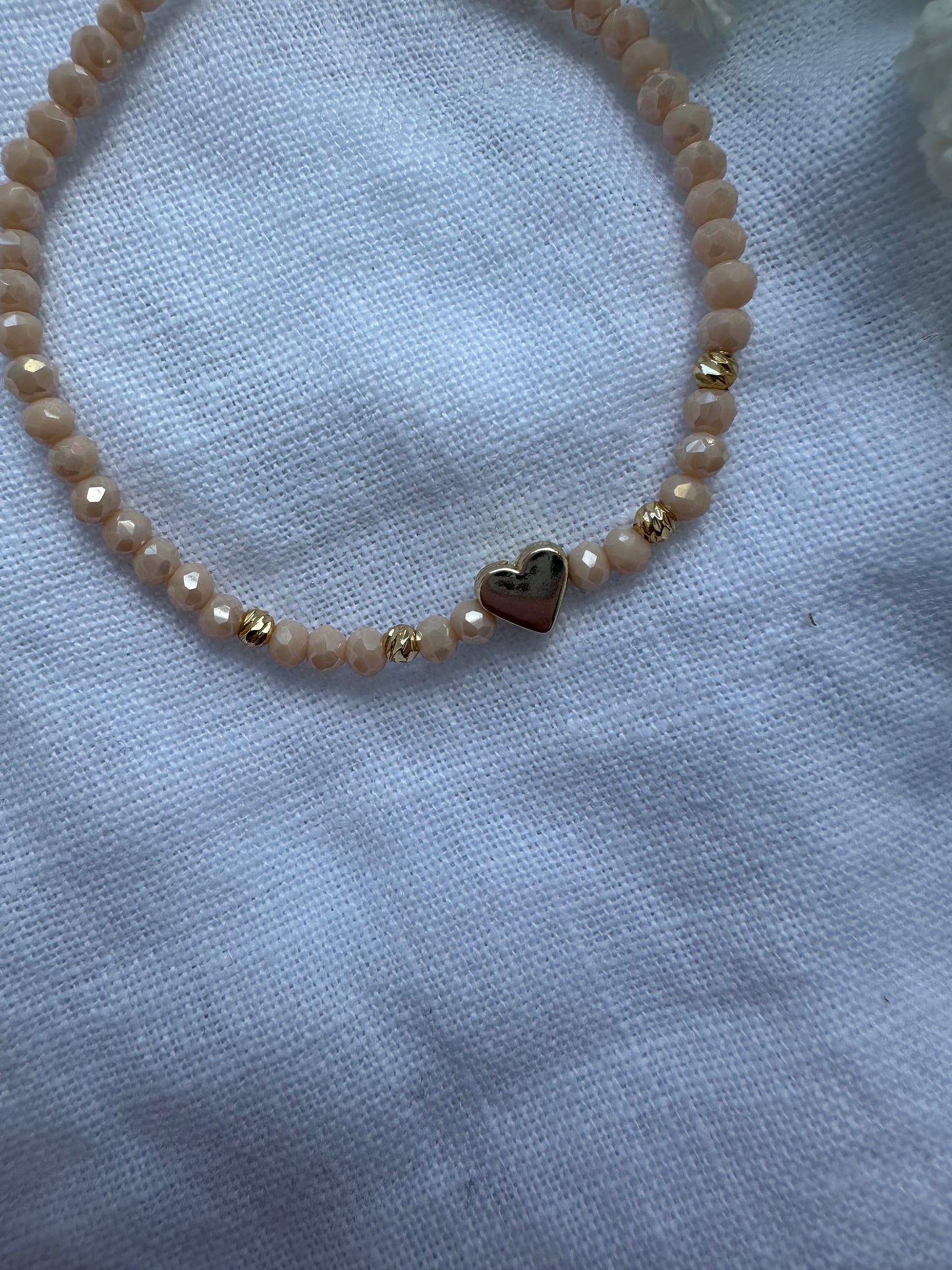 Perlenarmband mit Beigen Kristallperlen und Herz Anhänger - 10317