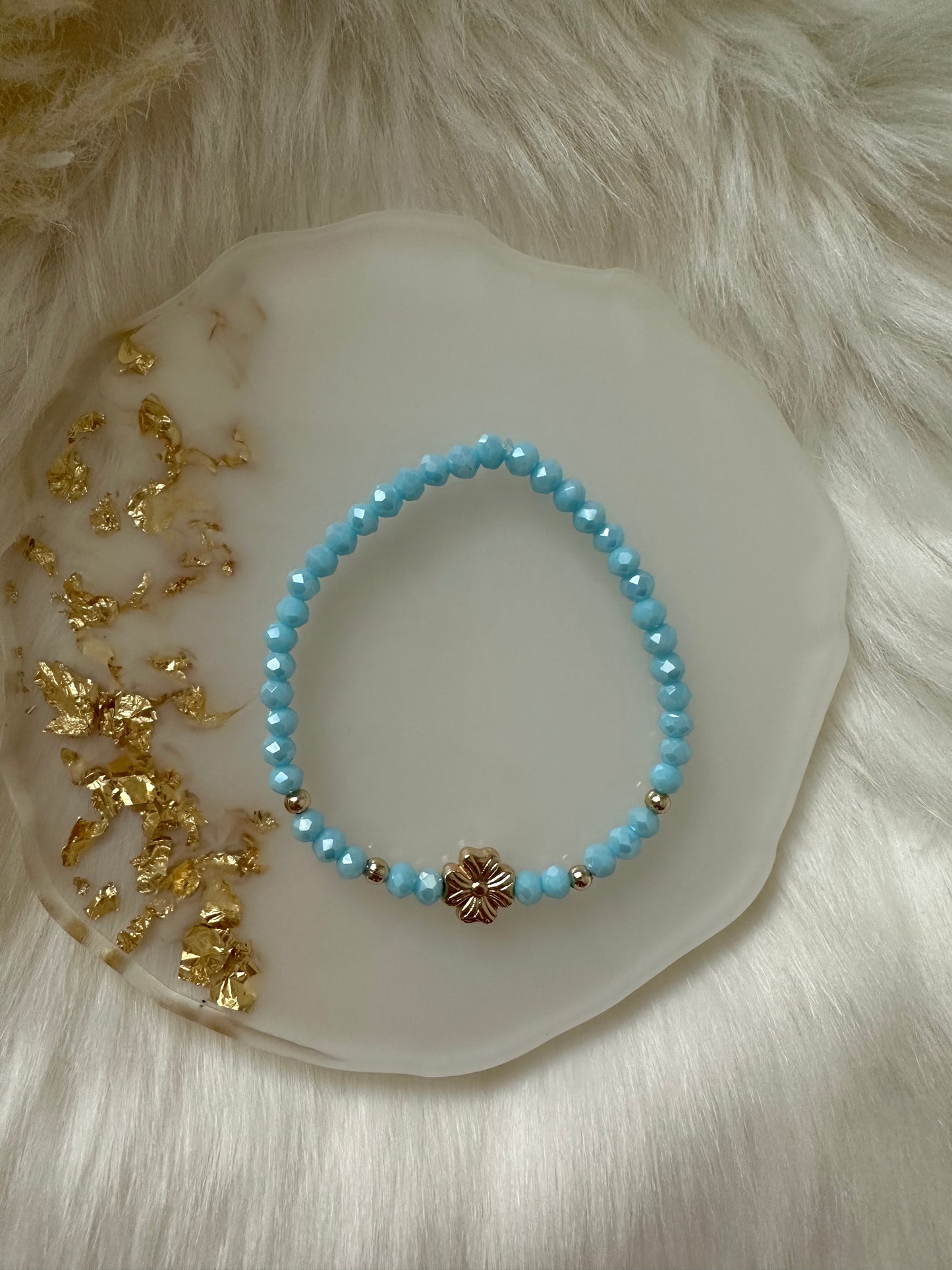 Perlenarmband Hellblau mit Kleeblatt Anhänger - 10226