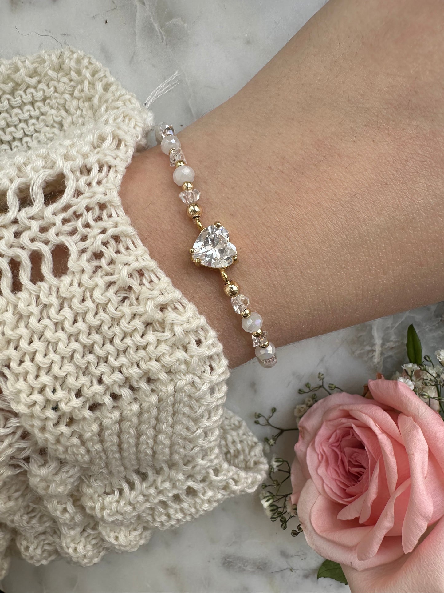 Perlenarmband mit weißen Kristallperlen und Zirkonia Herz Anhänger - 10480