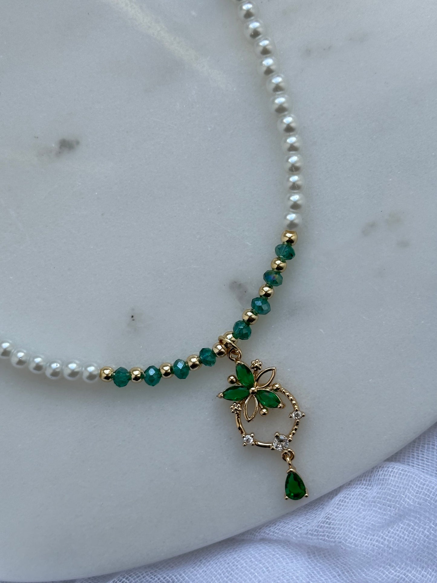 Perlenkette mit Weißen Perlen und Grünen Kristallperlen + Blumen Zirkonia Anhänger - 10607