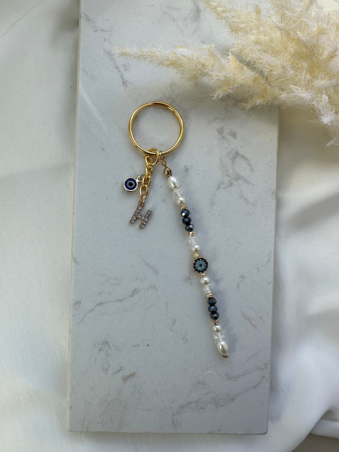 Schlüsselanhänger mit Blauen und weißen Perlen und Buchstaben und Nazar Anhänger - 10059