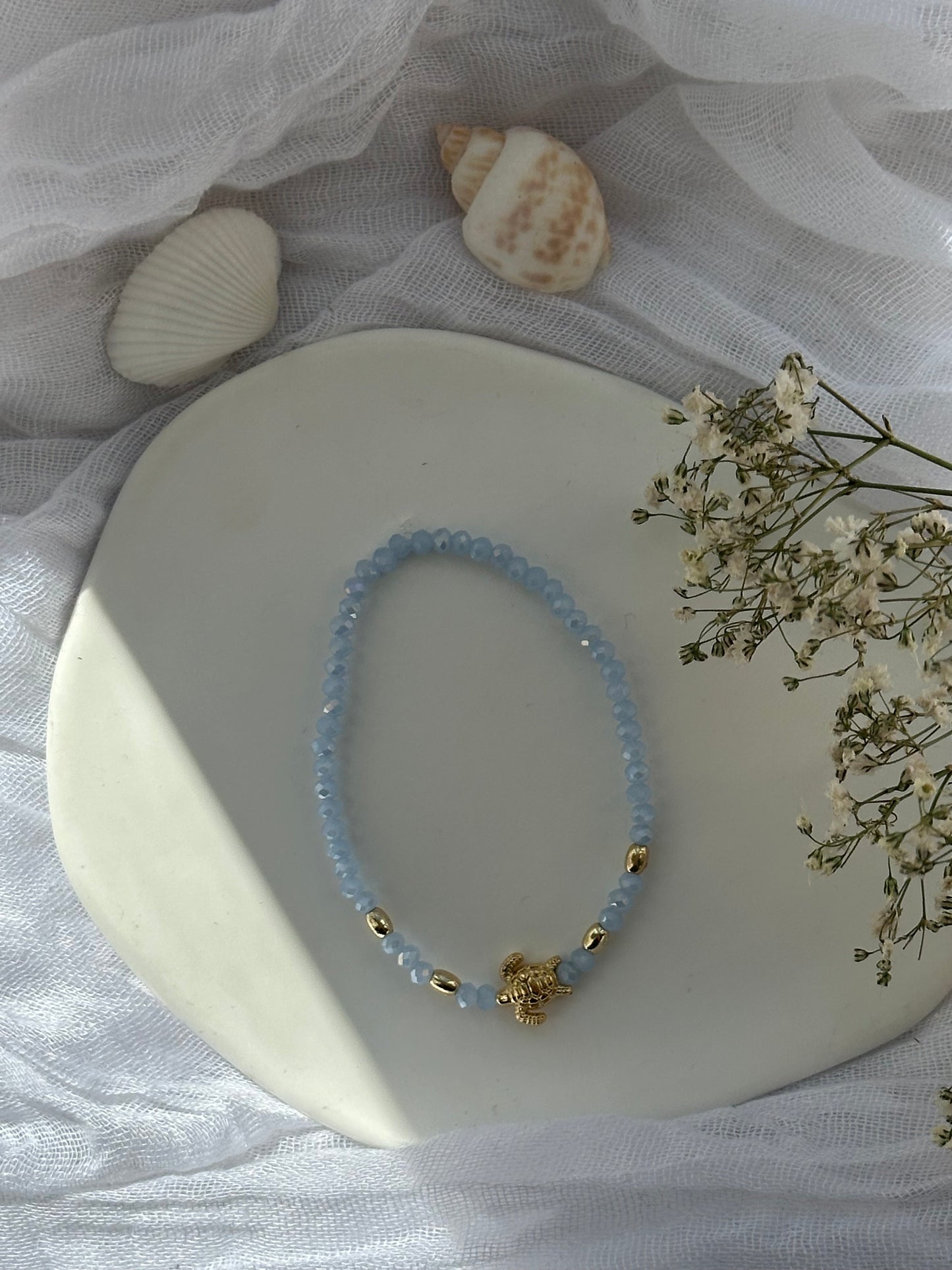 Perlenarmband mit Hellblauen Kristallperlen und Goldenen Perlen + Schildkröten Anhänger - 10838