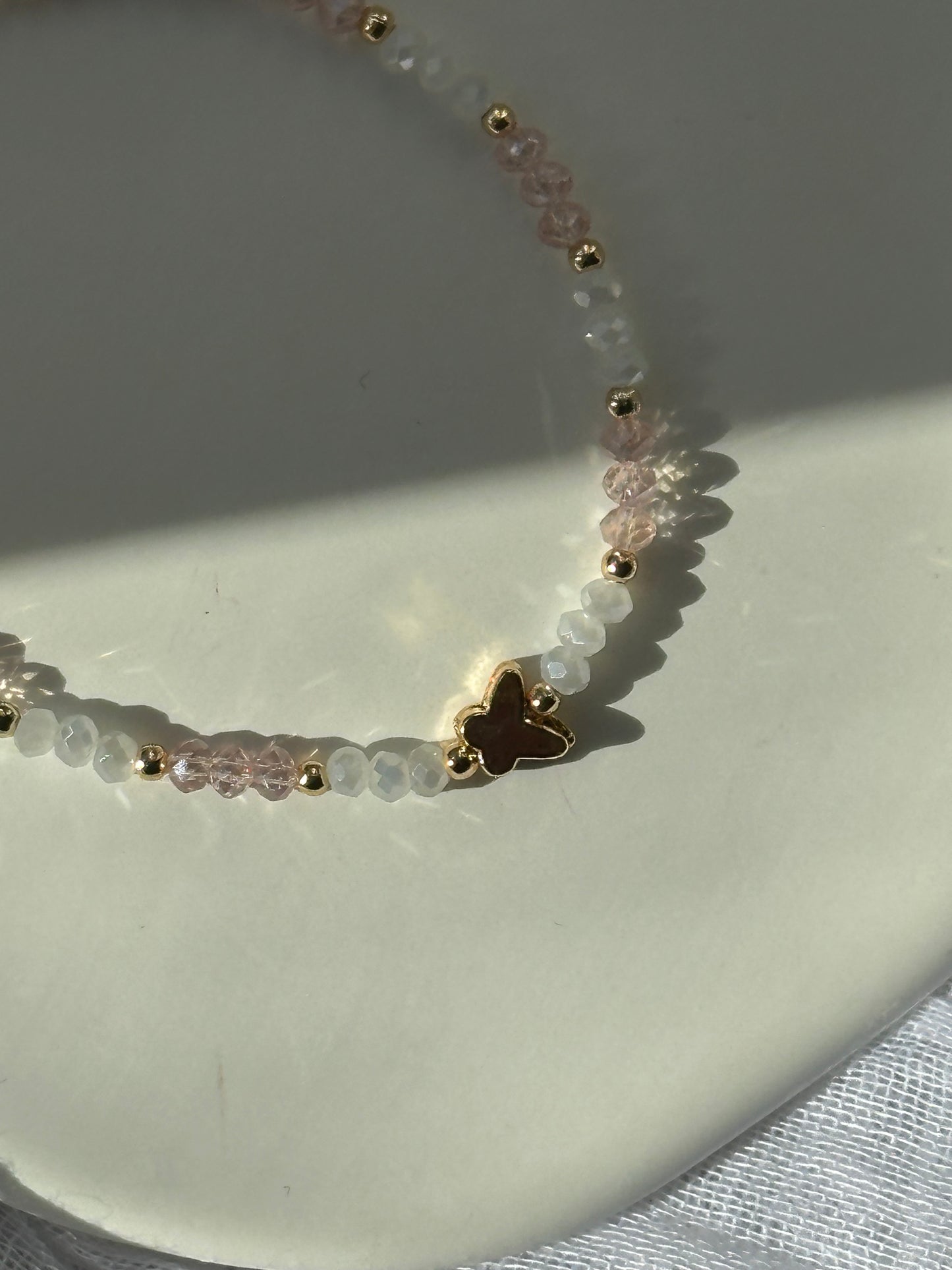 Perlenarmband mit Rosa und Weißen Kristallperlen + Schmetterling - 10683
