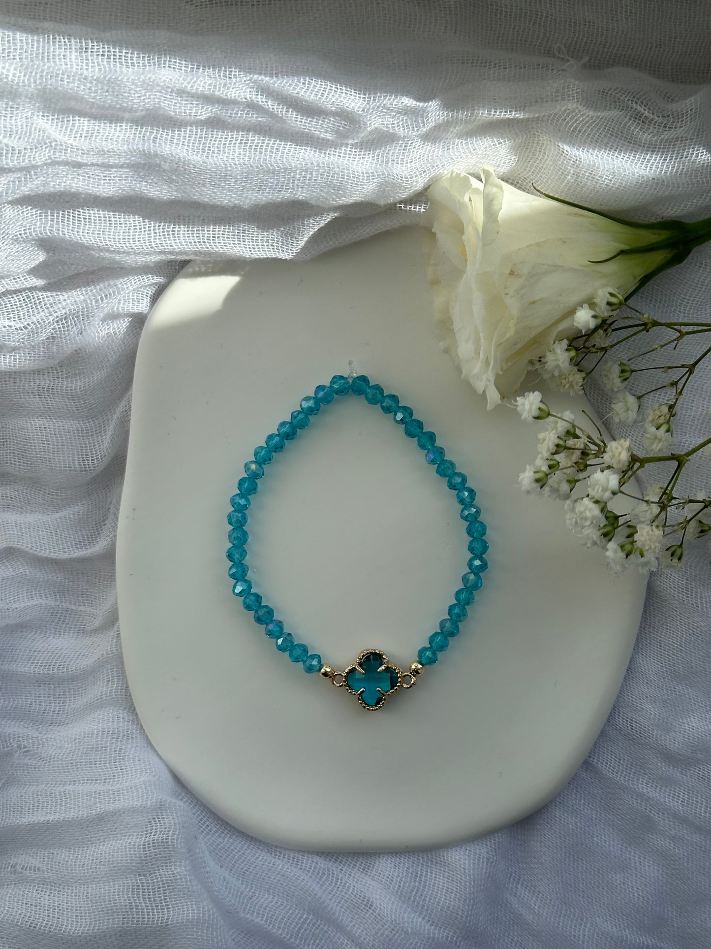 Perlenarmband mit Hellblauen Kristallperlen und Kleeblatt Anhänger - 10544