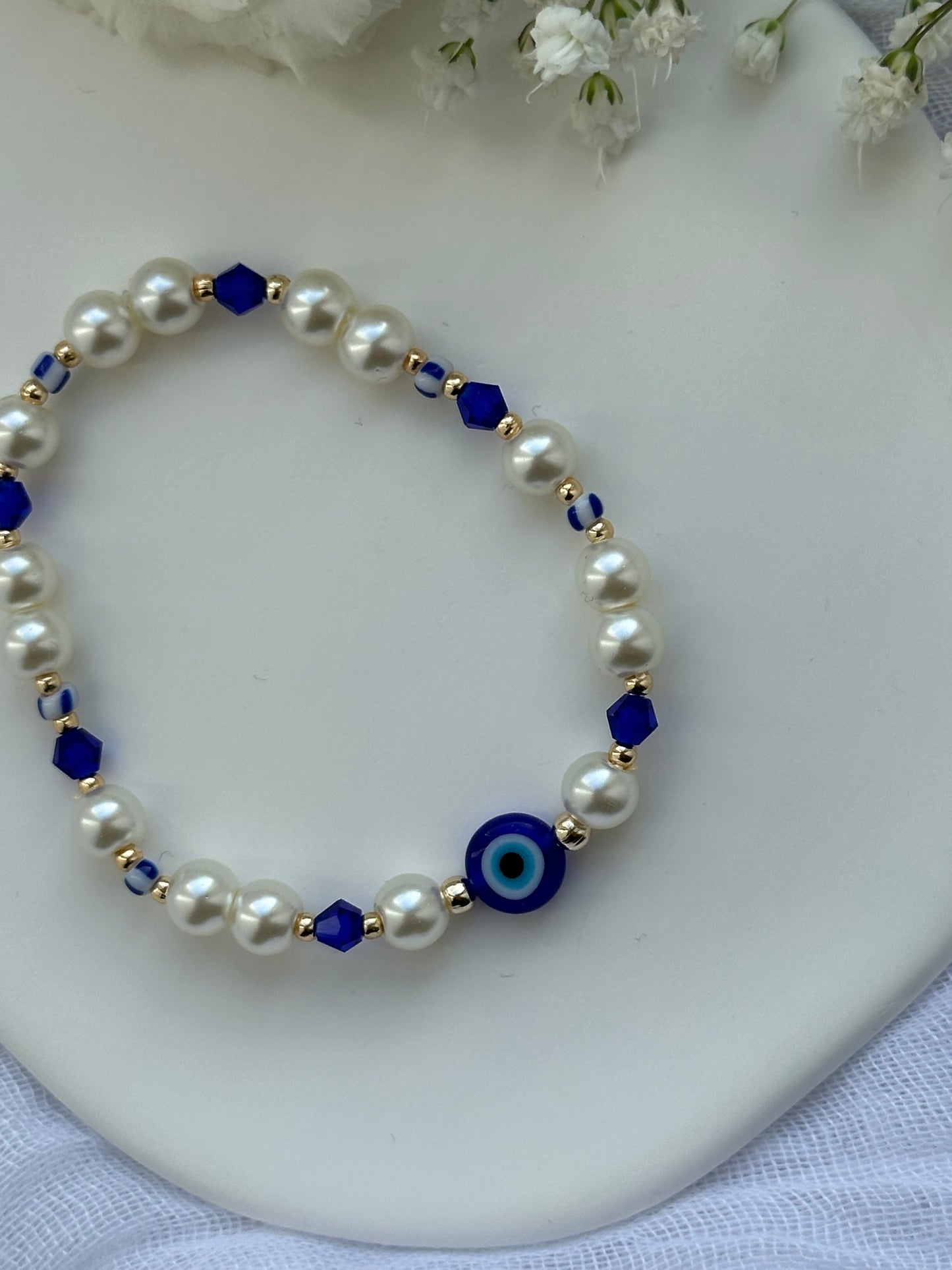 Perlenarmband mit Weißen Perlen und Blauen Kristallperlen + Nazar - 10580