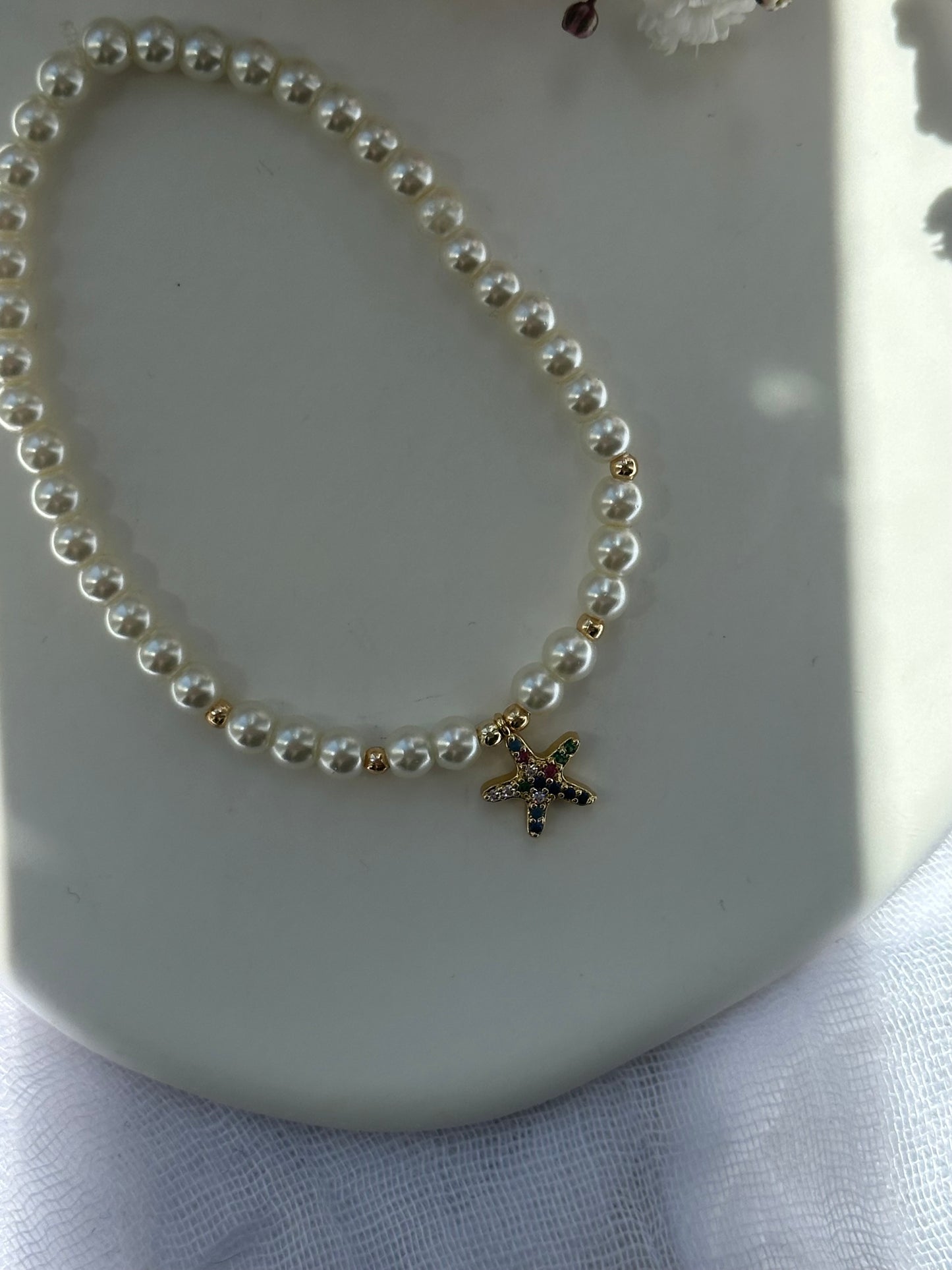 Perlenarmband mit Beigen Glasperlen und goldenen k Details + Zirkonia Muschel Anhänger - 10742
