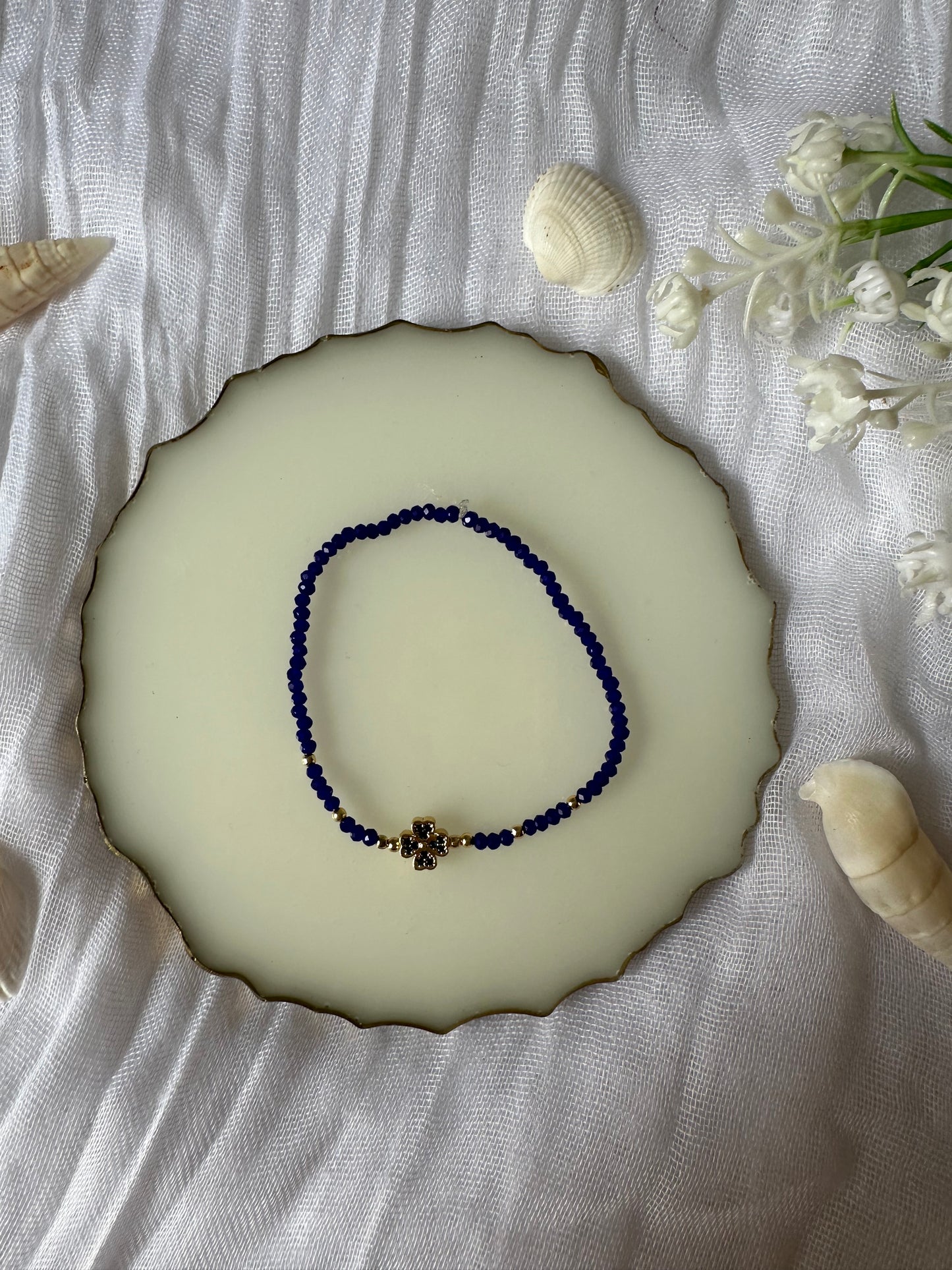 Perlenarmband mit Dunkelblauen Kristallperlen und Kleeblatt Anhänger - 10399