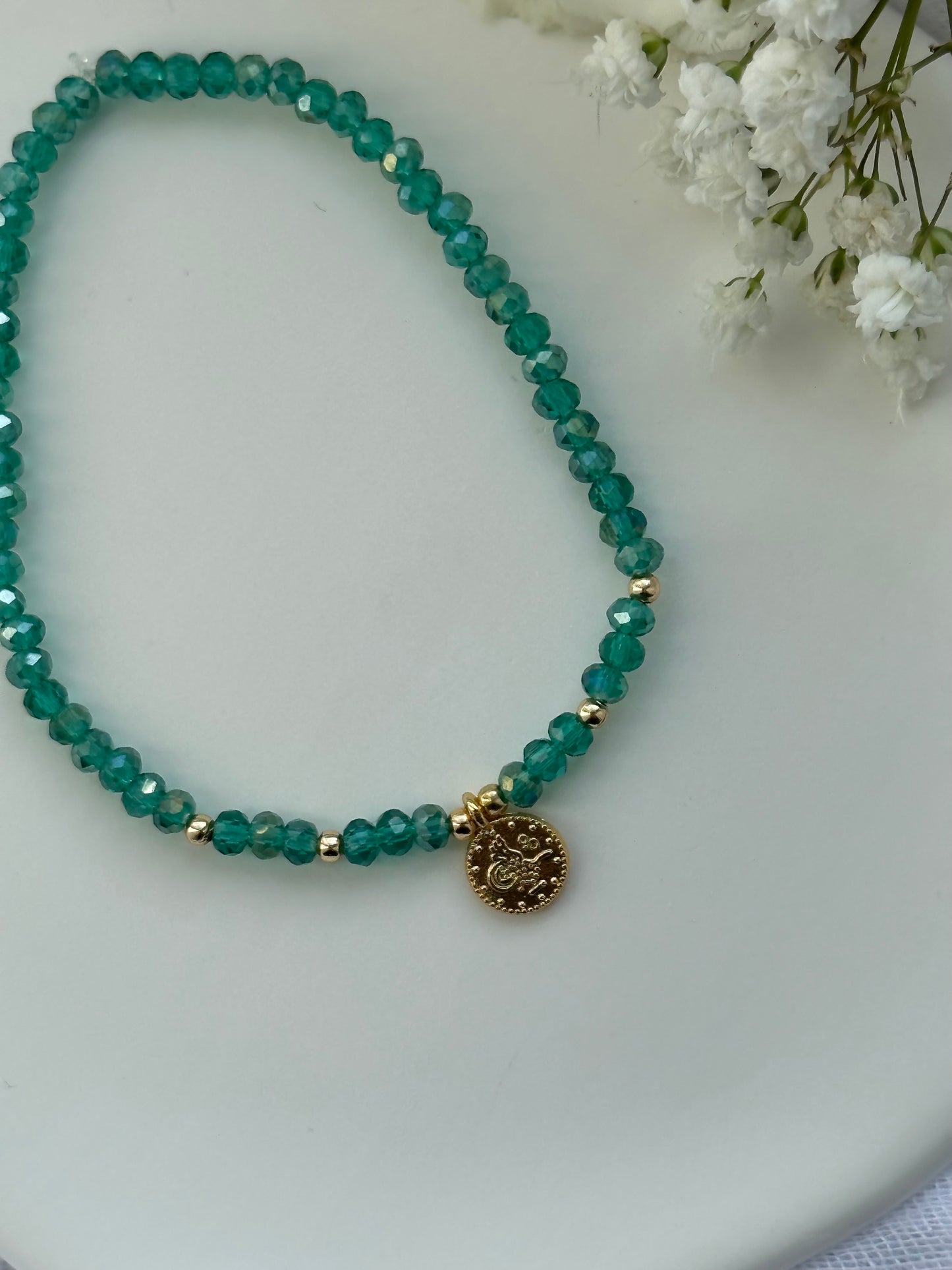 Perlenarmband mit Türkisen Kristallperlen und Goldenen Taler Anhänger - 10579