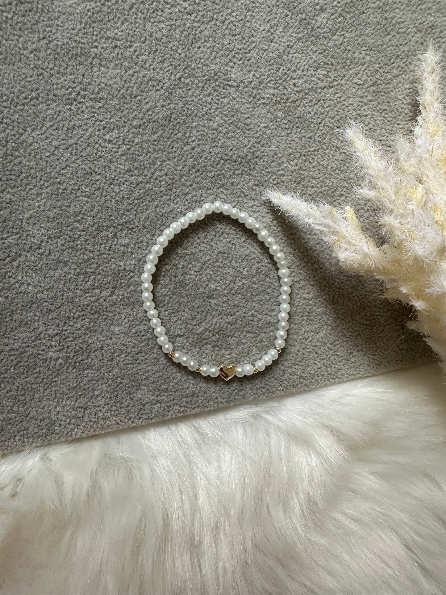 Perlenarmband mit weißen Perlen und goldenen Herz Anhänger - 10490