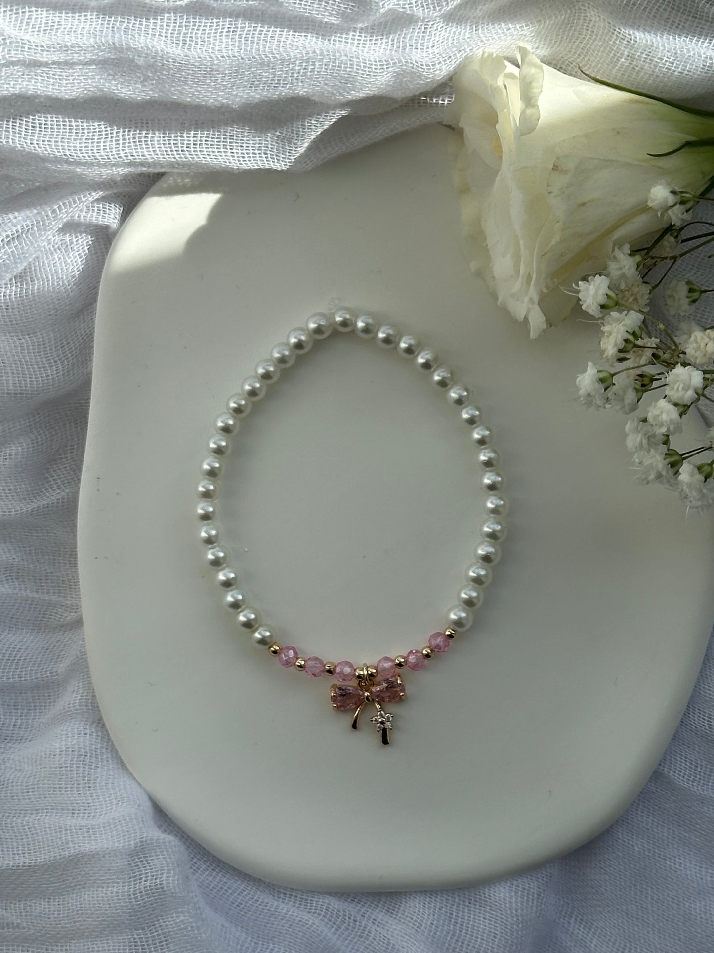 Perlenarmband mit Weißen Perlen und Rosa Kristallperlen + Schleifen Anhänger - 10548