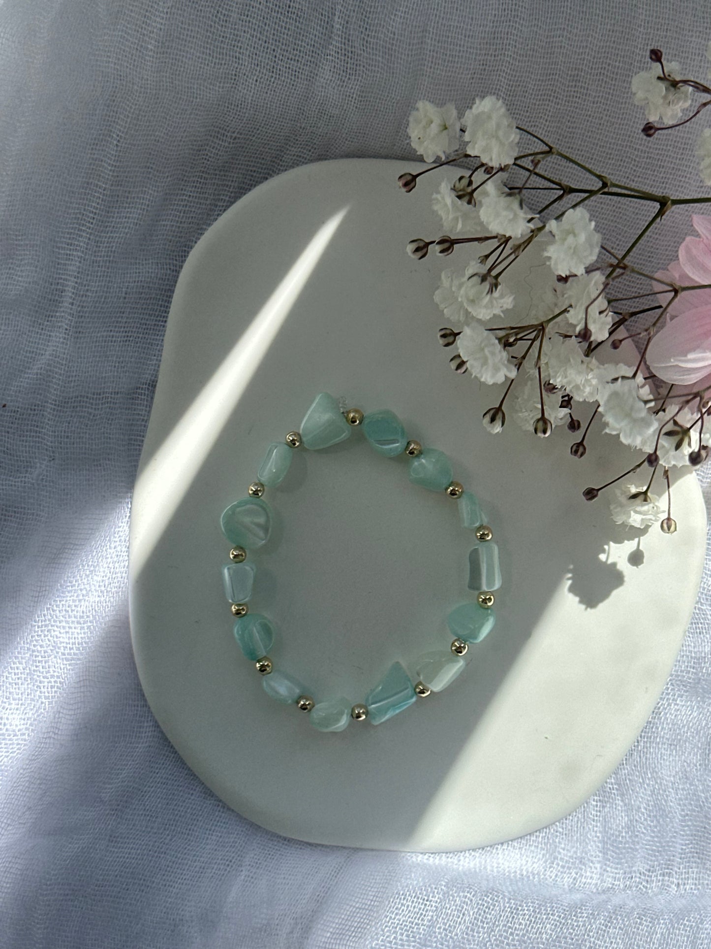 Perlenarmband mit Blauen Perlen und goldenen Details - 10760